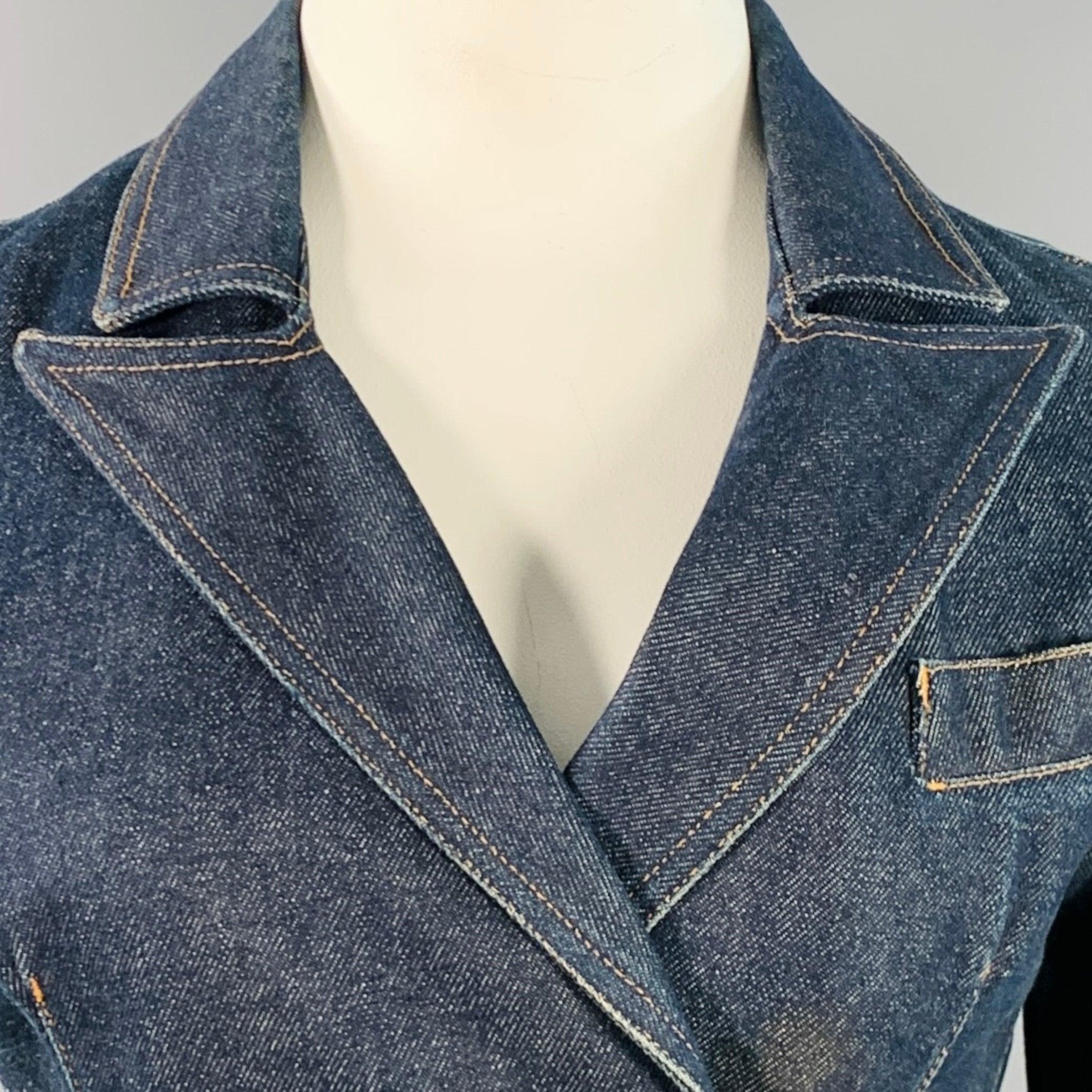 Cappotto vintage anni '90 di Todd Oldham JEANS 
in denim di cotone indaco con mezza fodera, stile doppiopetto, bavero a punta, chiusura con bottoni ed elastico in vita. 

Contrassegnato:   L 

Misure: 
 
Spalla: 14,5 pollici Busto: 35 pollici