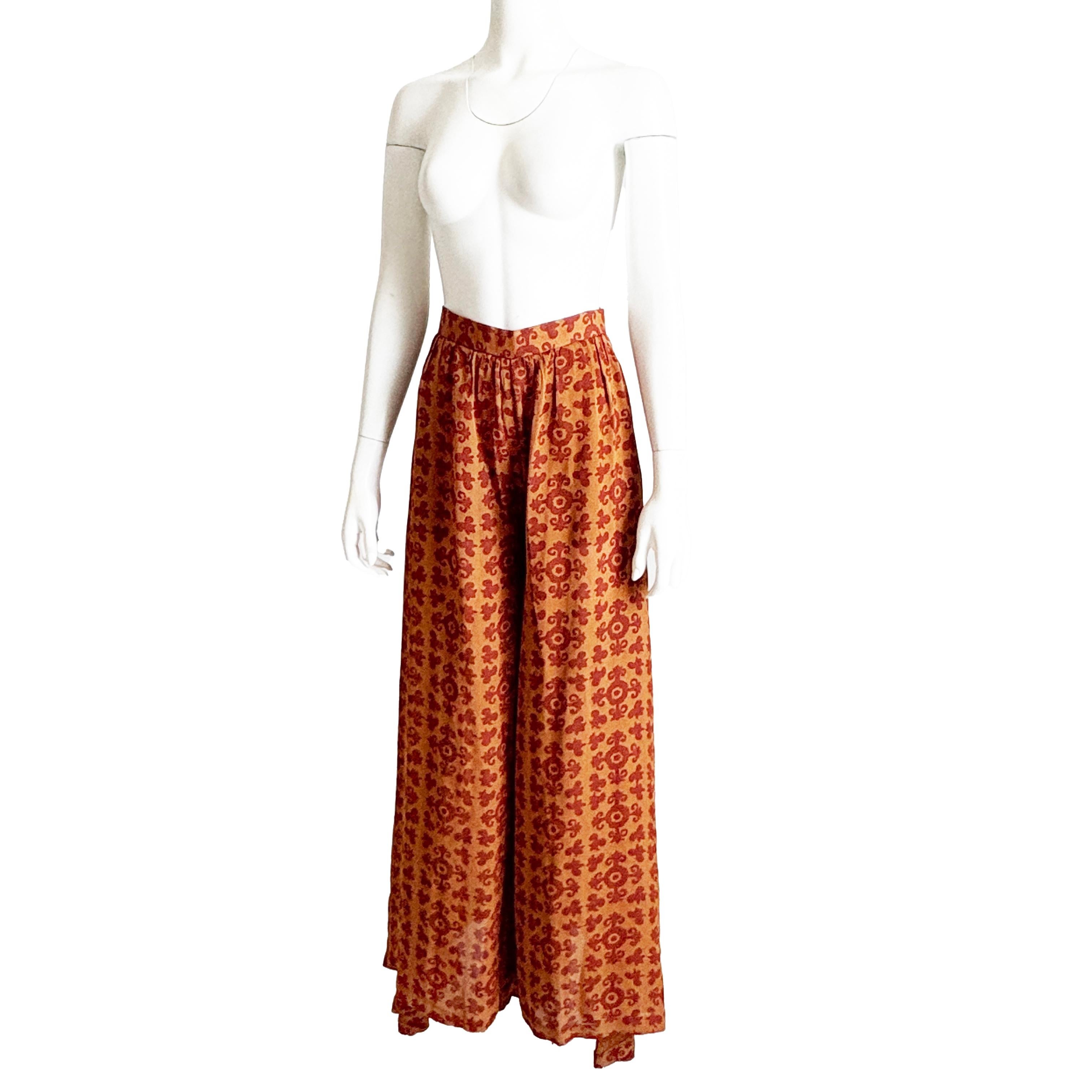 Un pezzo raro e da collezione dell'iconico stilista americano Todd Oldham, questi pantaloni palazzo vintage catturano lo spirito audace della moda anni '90. Realizzati in lussuosa seta al 100%, i pantaloni a gamba larga presentano un sorprendente