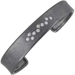 Brazalete de plata con diamante blanco talla brillante y pátina oxidada, Todd Reed