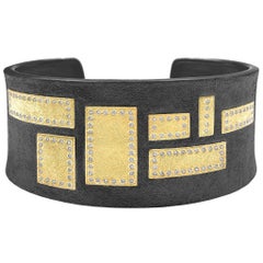 Manschettenarmband aus Gelbgold mit weißen Diamanten und Patina-Silberelementen von Todd Reed