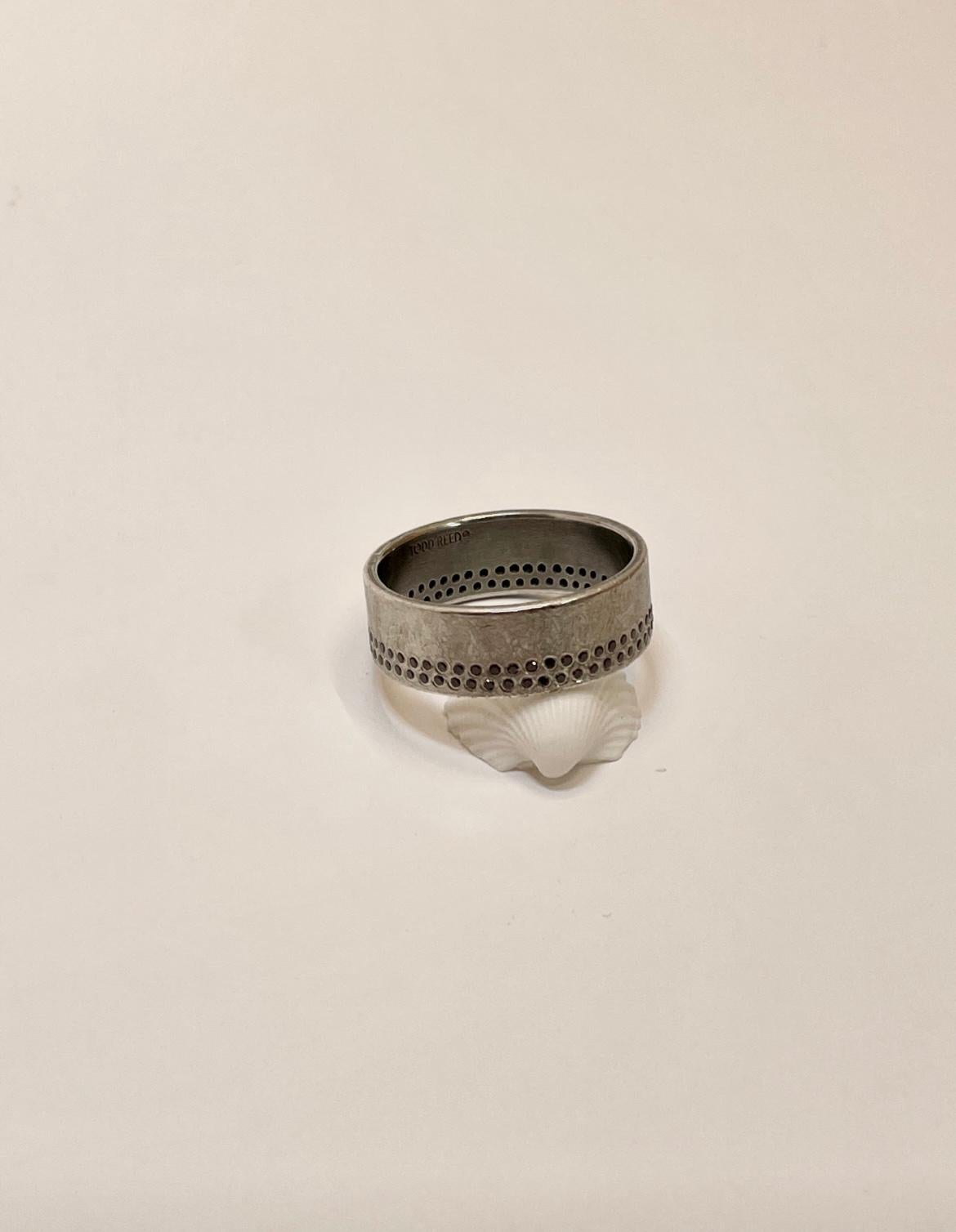 Bague de mode masculine unique en son genre, légèrement portée.  Cette bague ferait également une très belle alliance contemporaine.  Le design/One utilise un noyau en argent sterling avec un revêtement en palladium 950 à la surface.  Le palladium