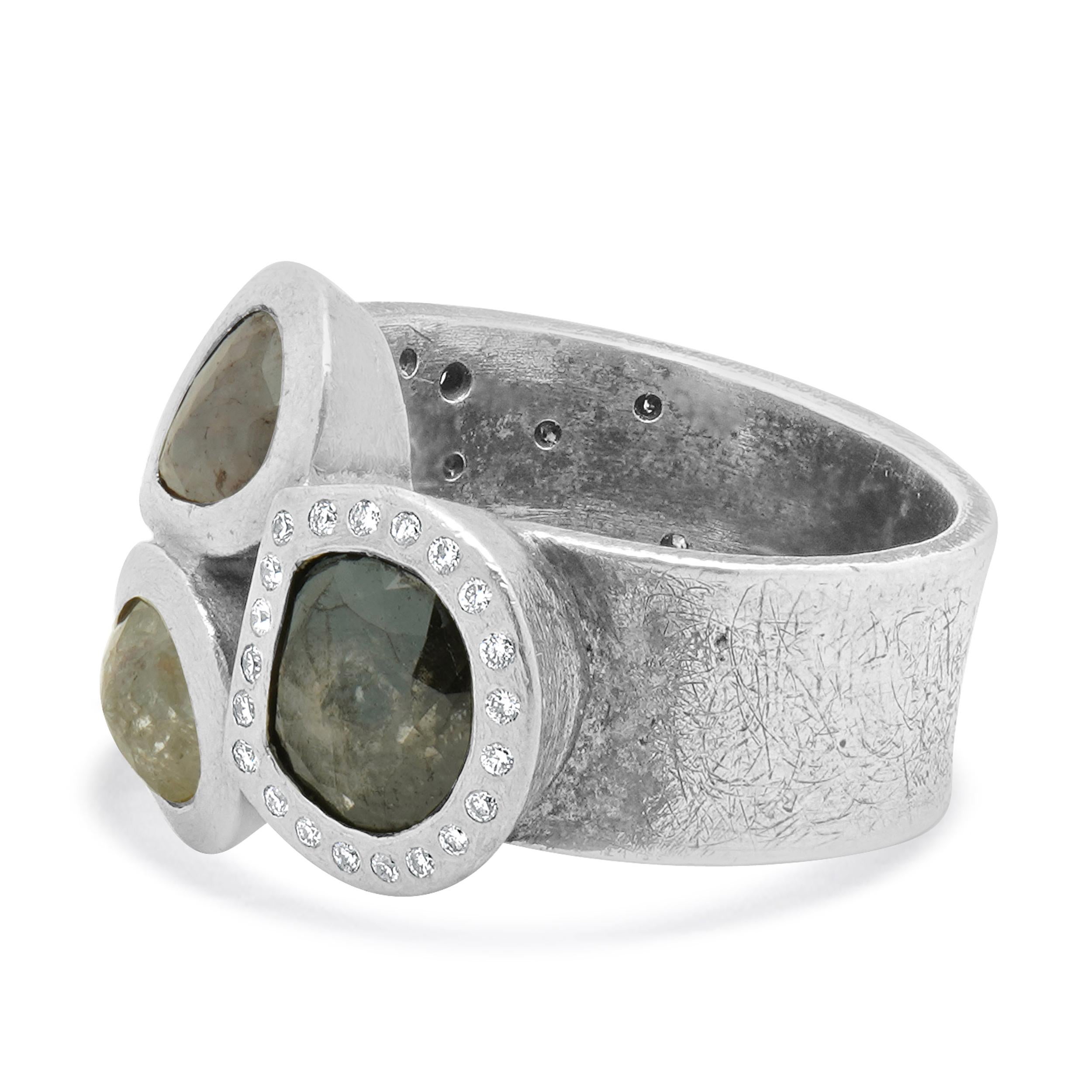 Design/One Todd Reed
Matière : palladium
Diamants centraux : taille fantaisie = 4,00cttw
Couleur : Noir / Marron
Clarté : I3
Diamant : 47 taille ronde = 0,45cttw
Couleur : I / J
Clarté : Si2
Dimensions : la partie supérieure de l'anneau mesure 9.24