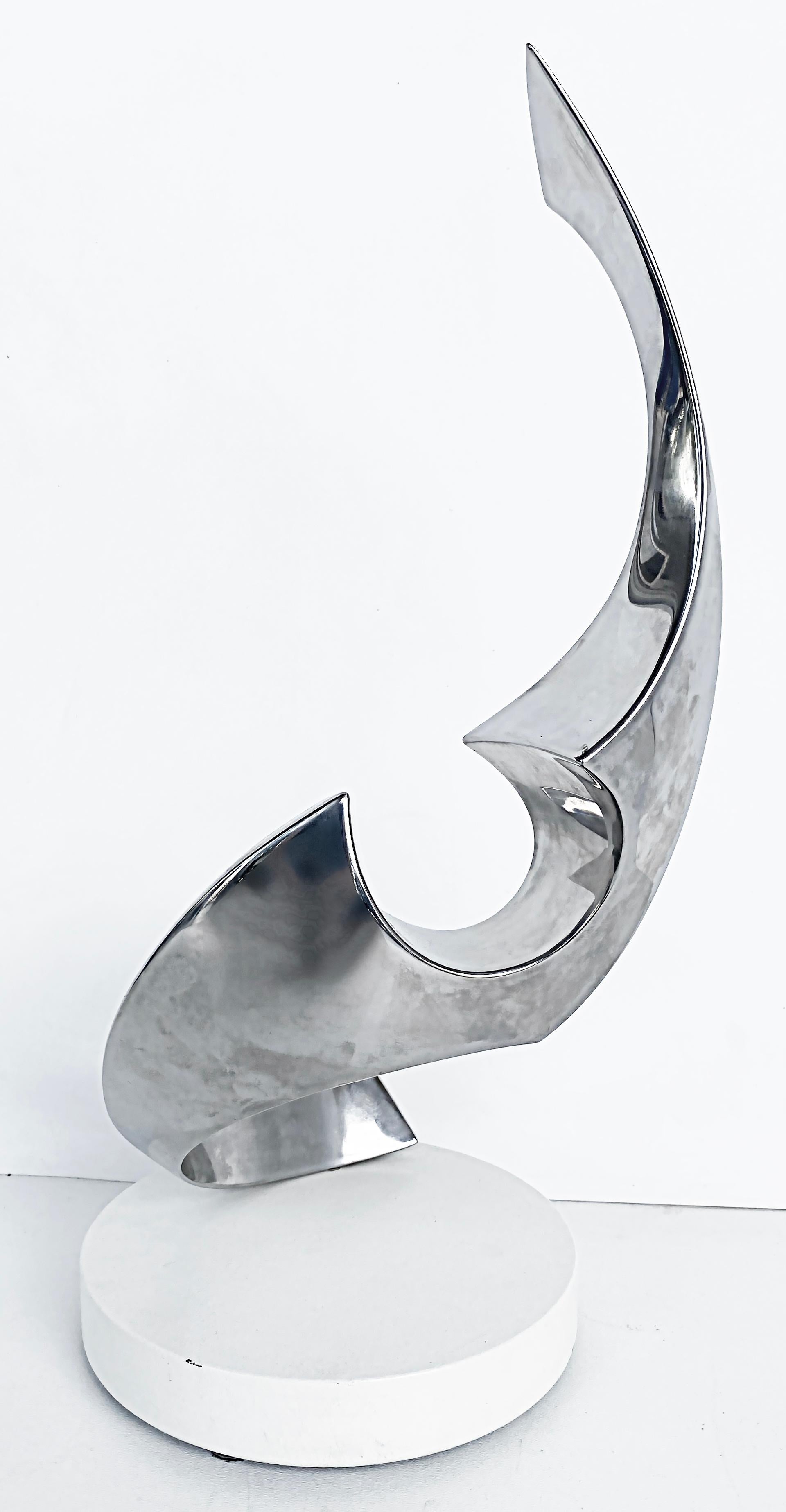 Moderne Sculpture abstraite chromée sur socle rotatif de Todd Reuben en vente
