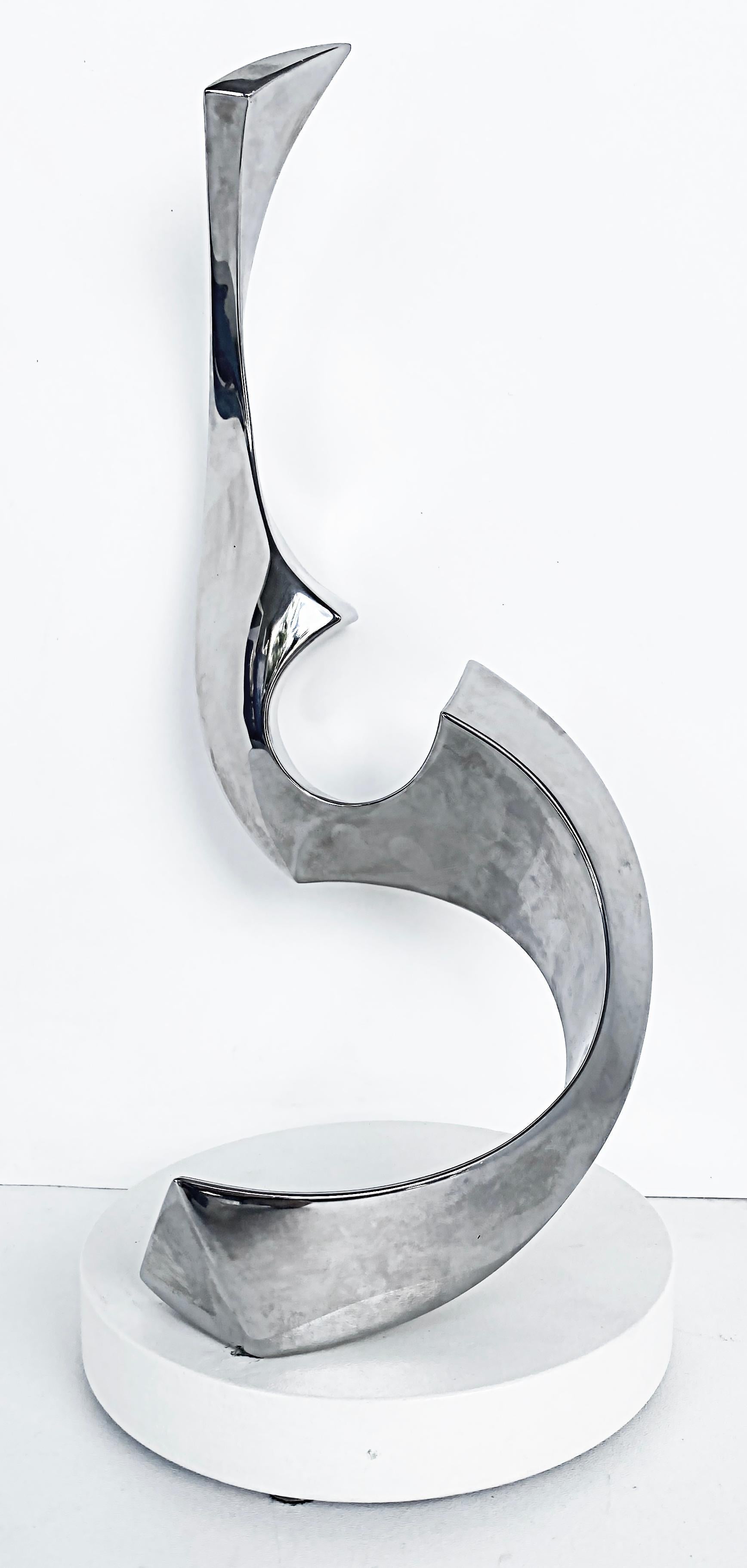 Sculpture abstraite chromée sur socle rotatif de Todd Reuben Bon état - En vente à Miami, FL
