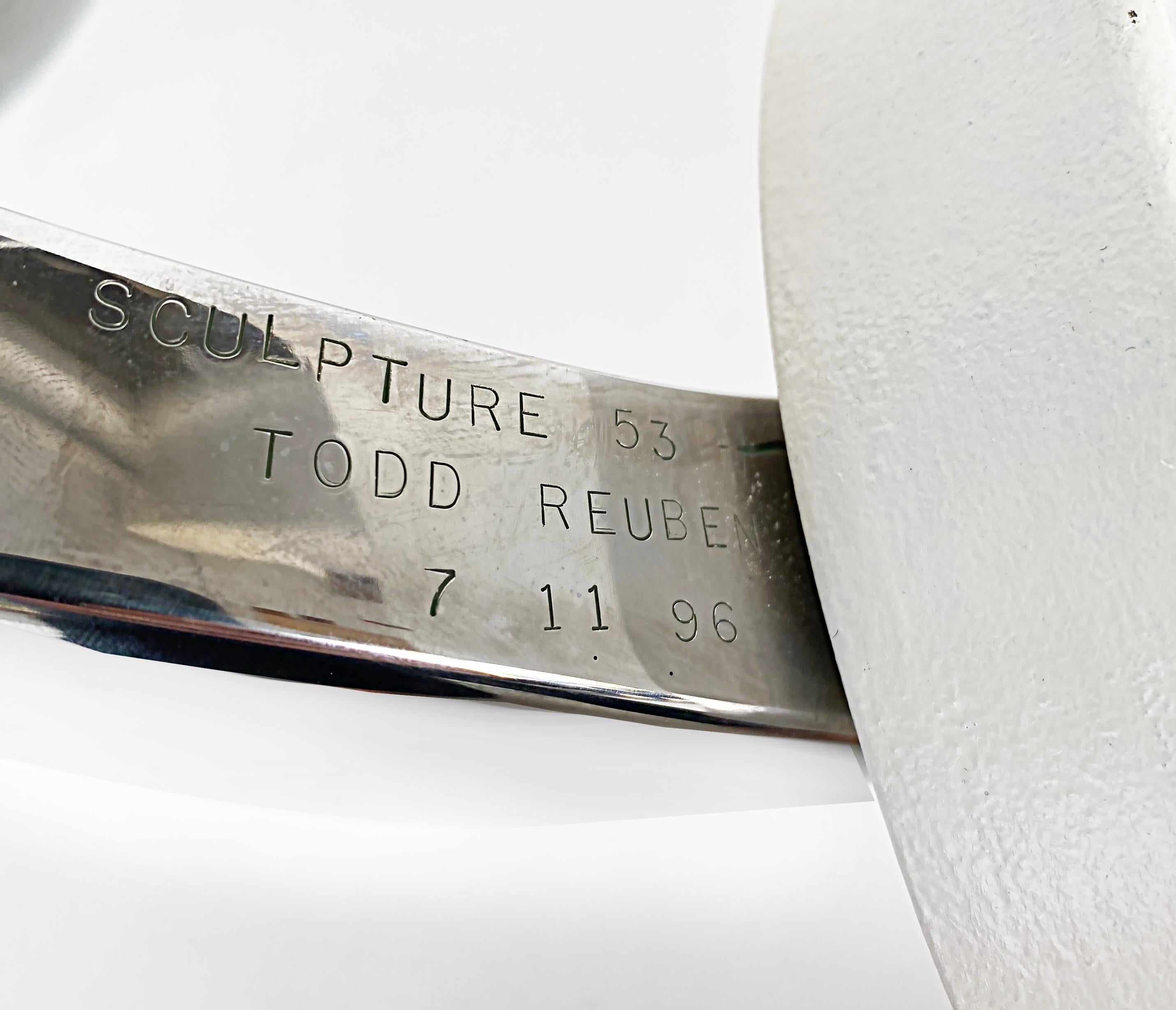 Chrome Sculpture abstraite chromée sur socle rotatif de Todd Reuben en vente