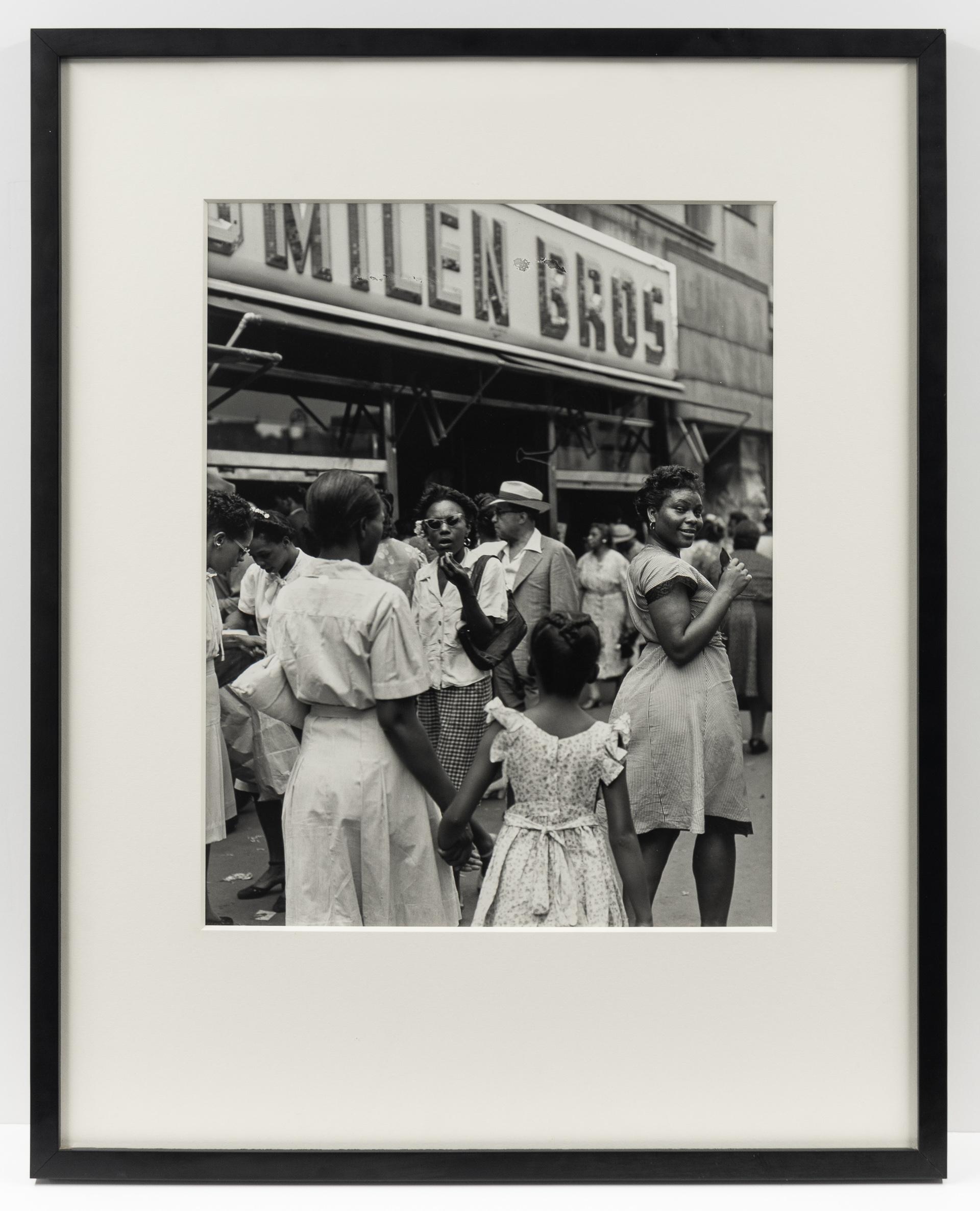 125e rue, Harlem, NY - Photograph de Todd Webb