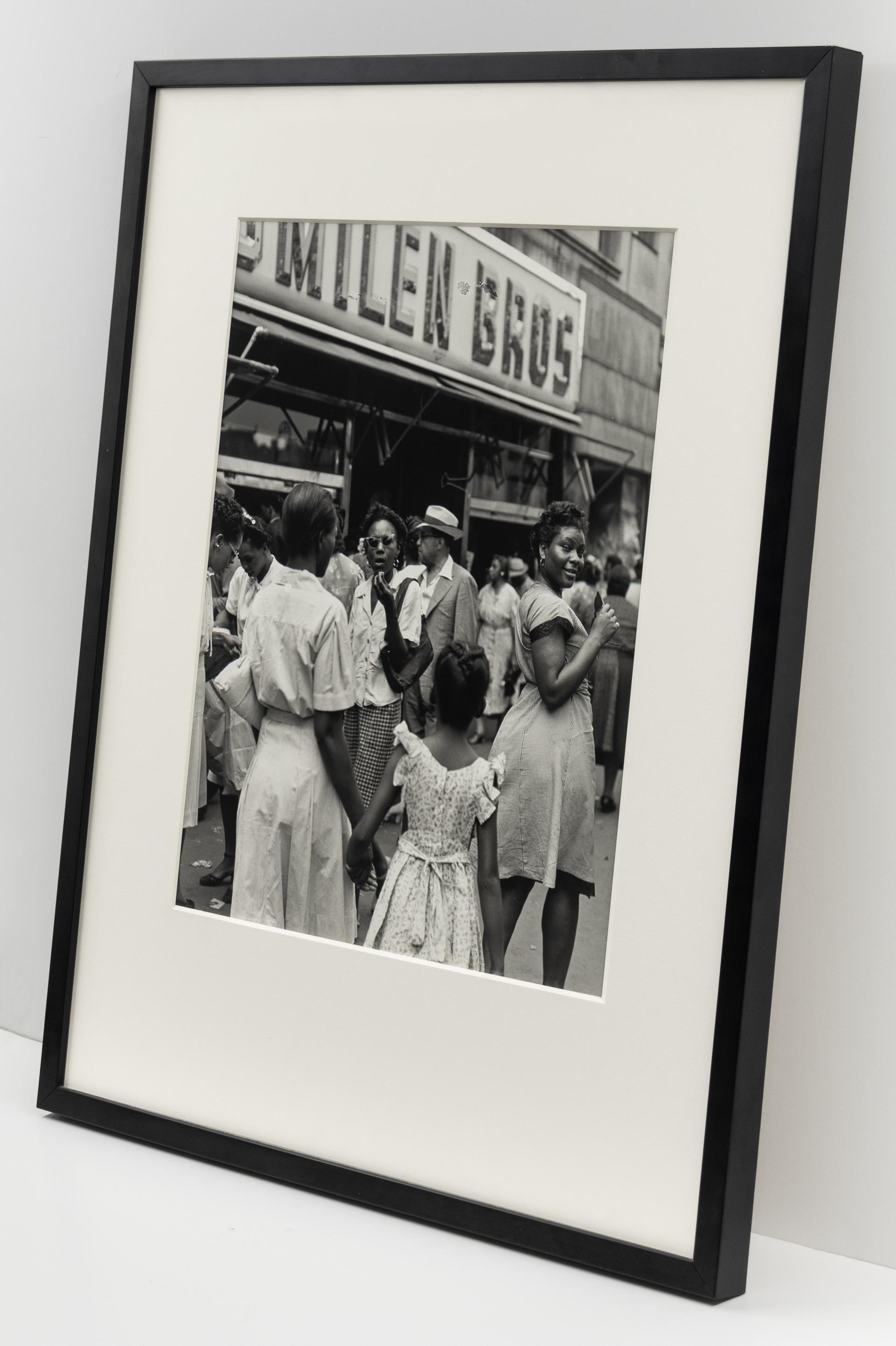 125e rue, Harlem, NY - Noir Black and White Photograph par Todd Webb