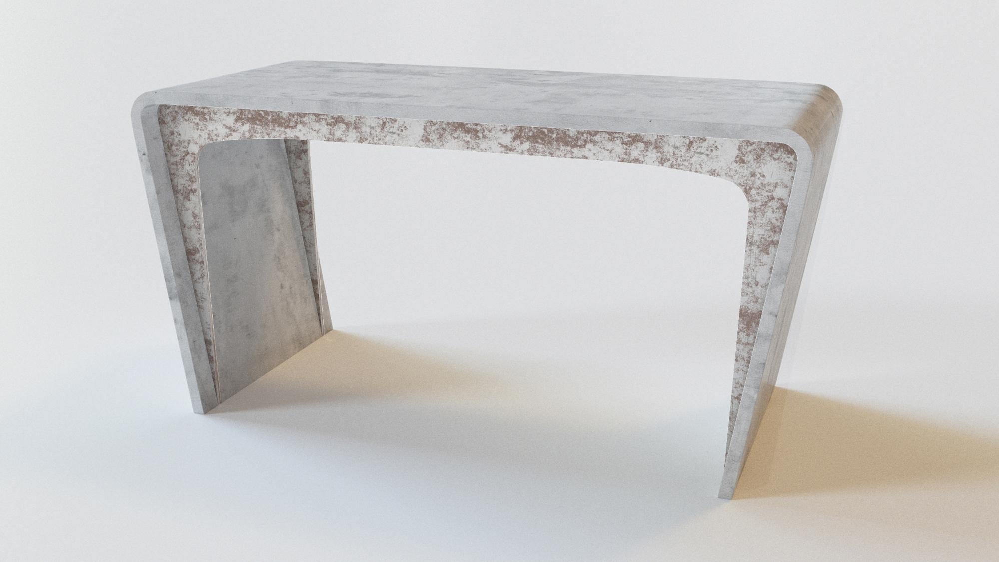 Aus der Concrete Canvas Collection, die für ein Boutique-Hotel in Mexiko in Auftrag gegeben wurde.
Handgefertigt aus Concrete Canvas und patiniertem Metall.
Dieser Couchtisch ist einfach, elegant, elementar und kraftvoll skulptural.

Erhältlich als