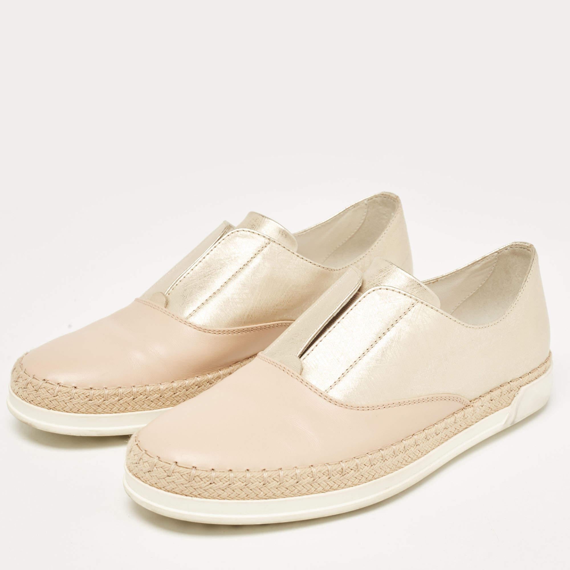 These Tod's espadrilles exude cool summer vibes while giving all the comfort to your feet. They bring along a well-built silhouette and the house's signature aesthetics. Wear them with anything: jeans, dresses, shorts.