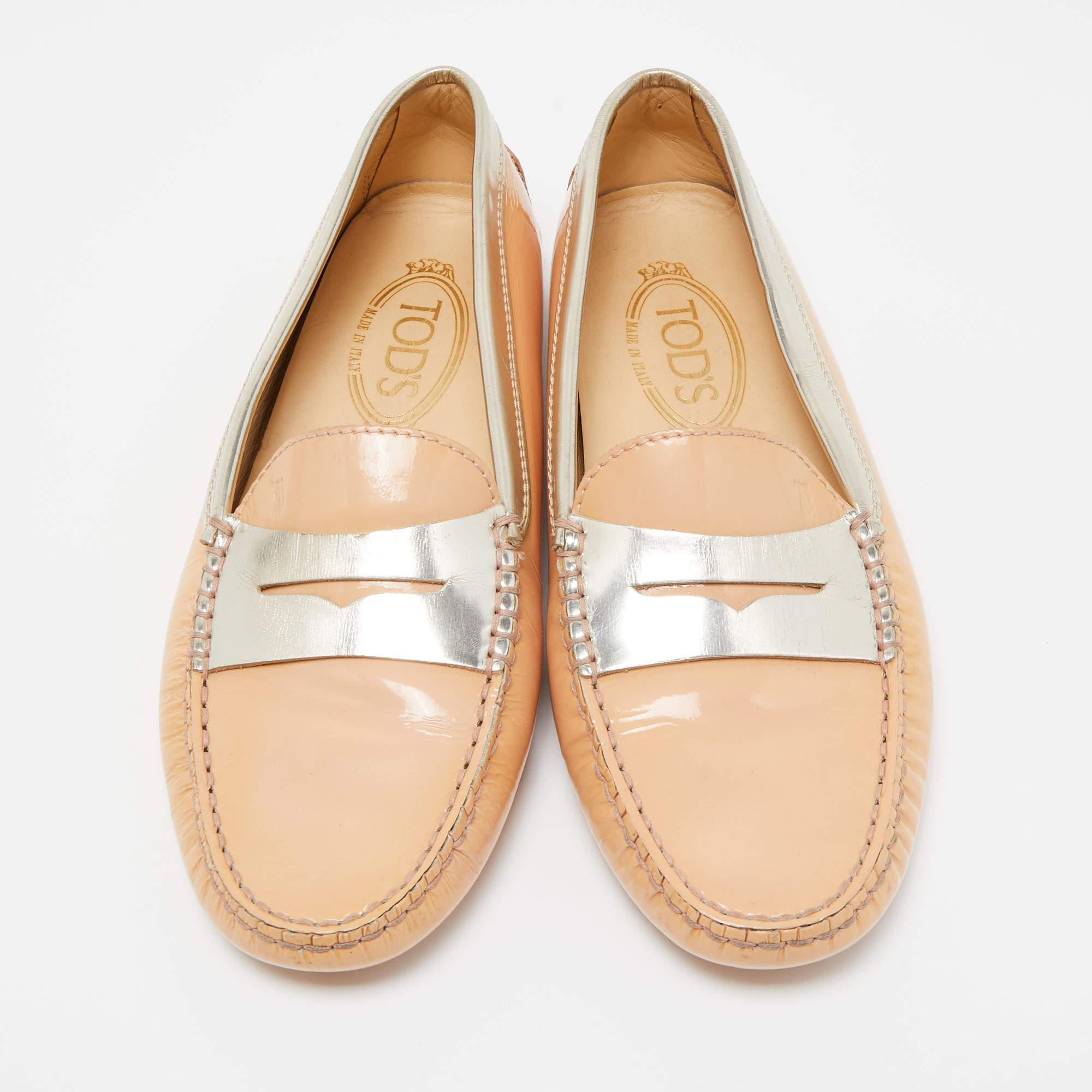 Tod's Beige/Gold Patent Leather Penny Slip On Loafers Size 38.5 In Fair Condition For Sale In Dubai, Al Qouz 2