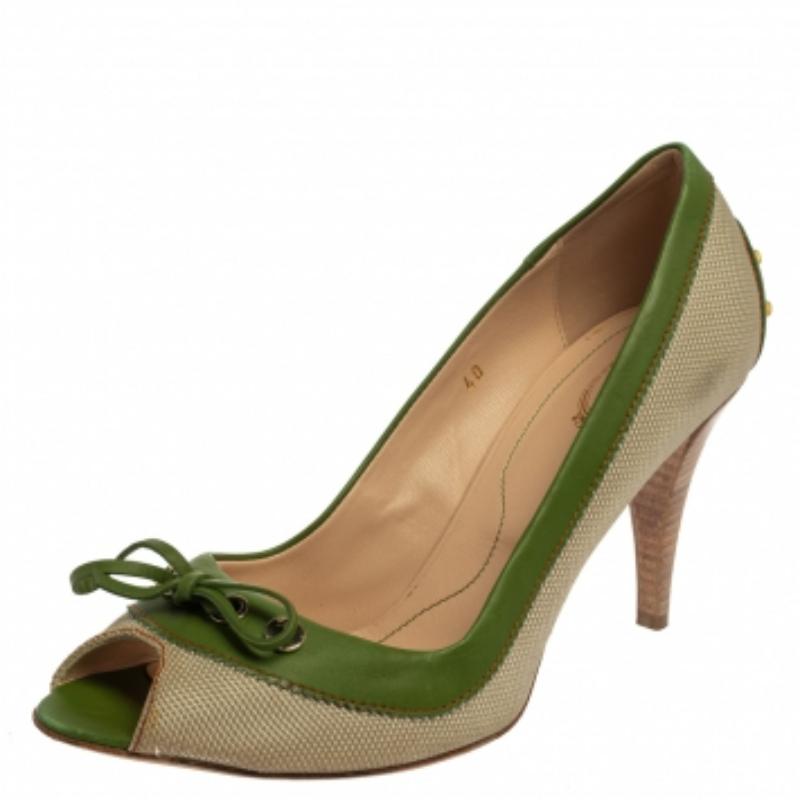 From the house of Tod's comes this lovely pair of pumps that is well-made. The beige and green pumps have been crafted from canvas and leather and styled with peep toes, delicate bows on the uppers, insoles meant to give you comfort, and 9 cm heels