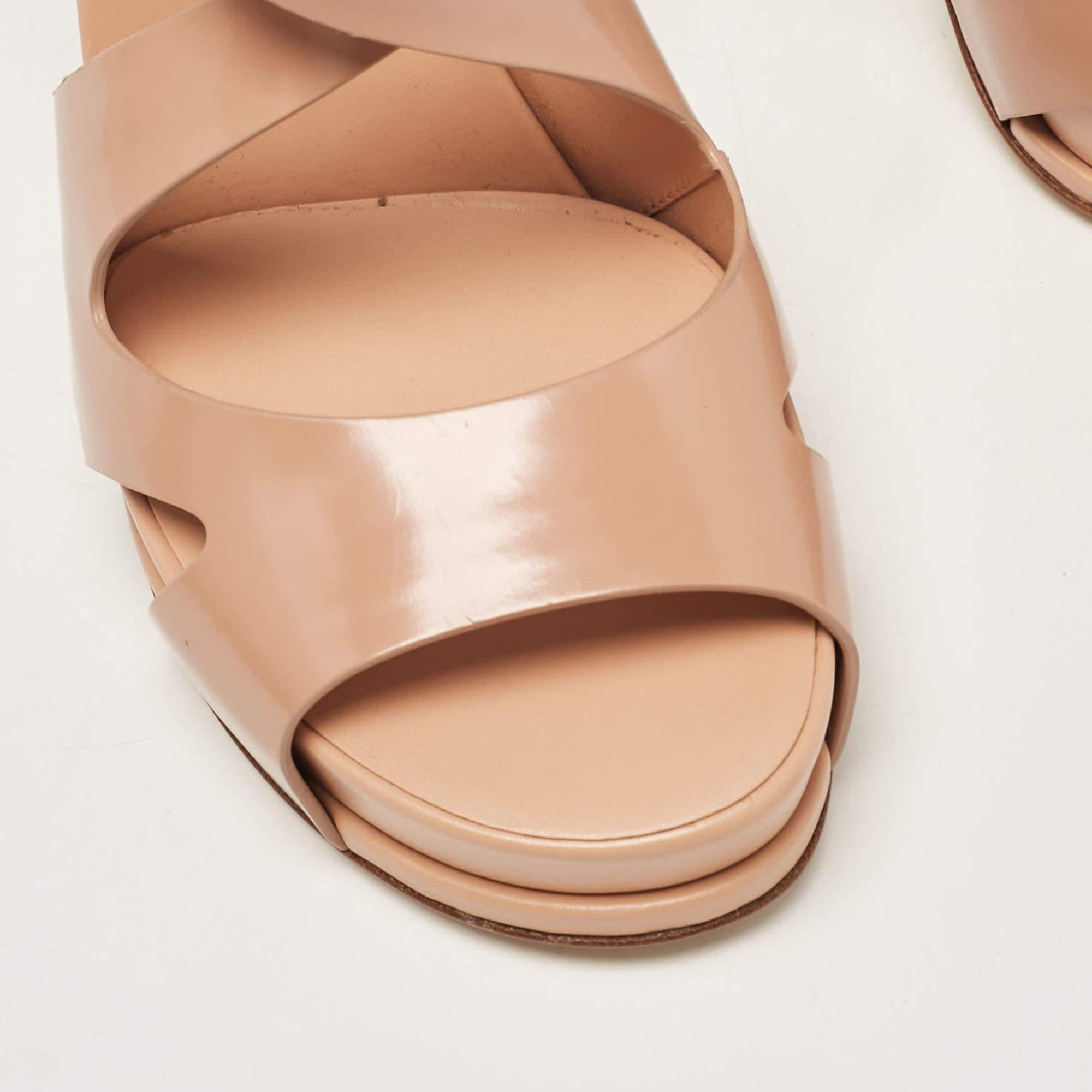 Tod's Sandali con cinturino alla caviglia in pelle beige misura 37 in vendita 2