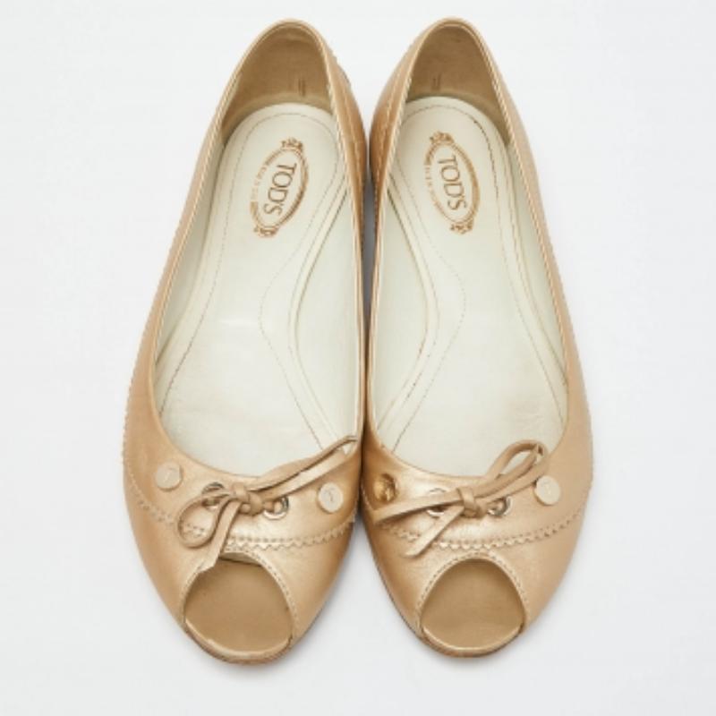Complétez votre look en ajoutant ces ballerines Tod's à votre jolie garde-robe. Ils sont fabriqués avec soin pour garantir un ajustement et un style parfaits.