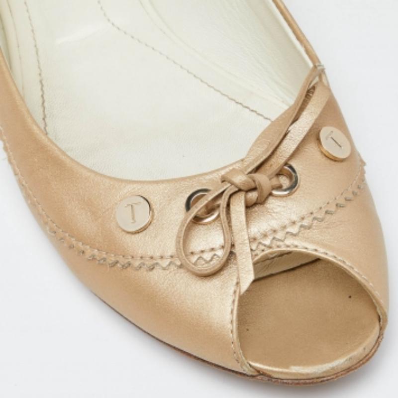 Beige Tod's Ballerines à bout ouvert en cuir beige, taille 37,5 en vente
