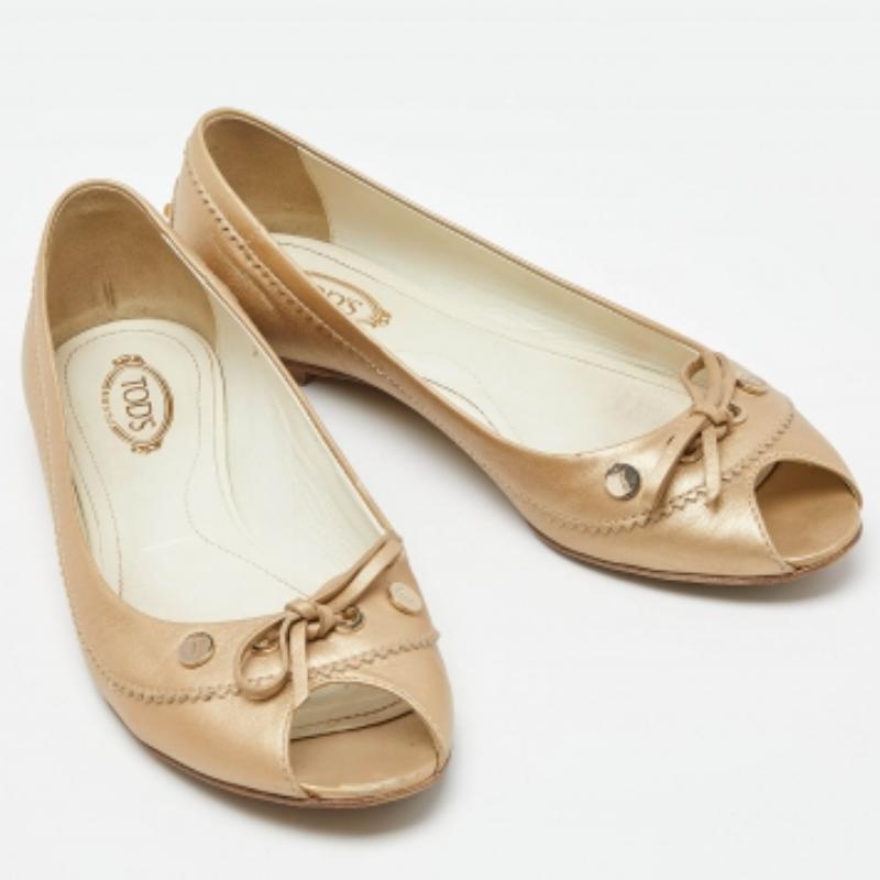 Tod's Ballerines à bout ouvert en cuir beige, taille 37,5 État moyen - En vente à Dubai, Al Qouz 2