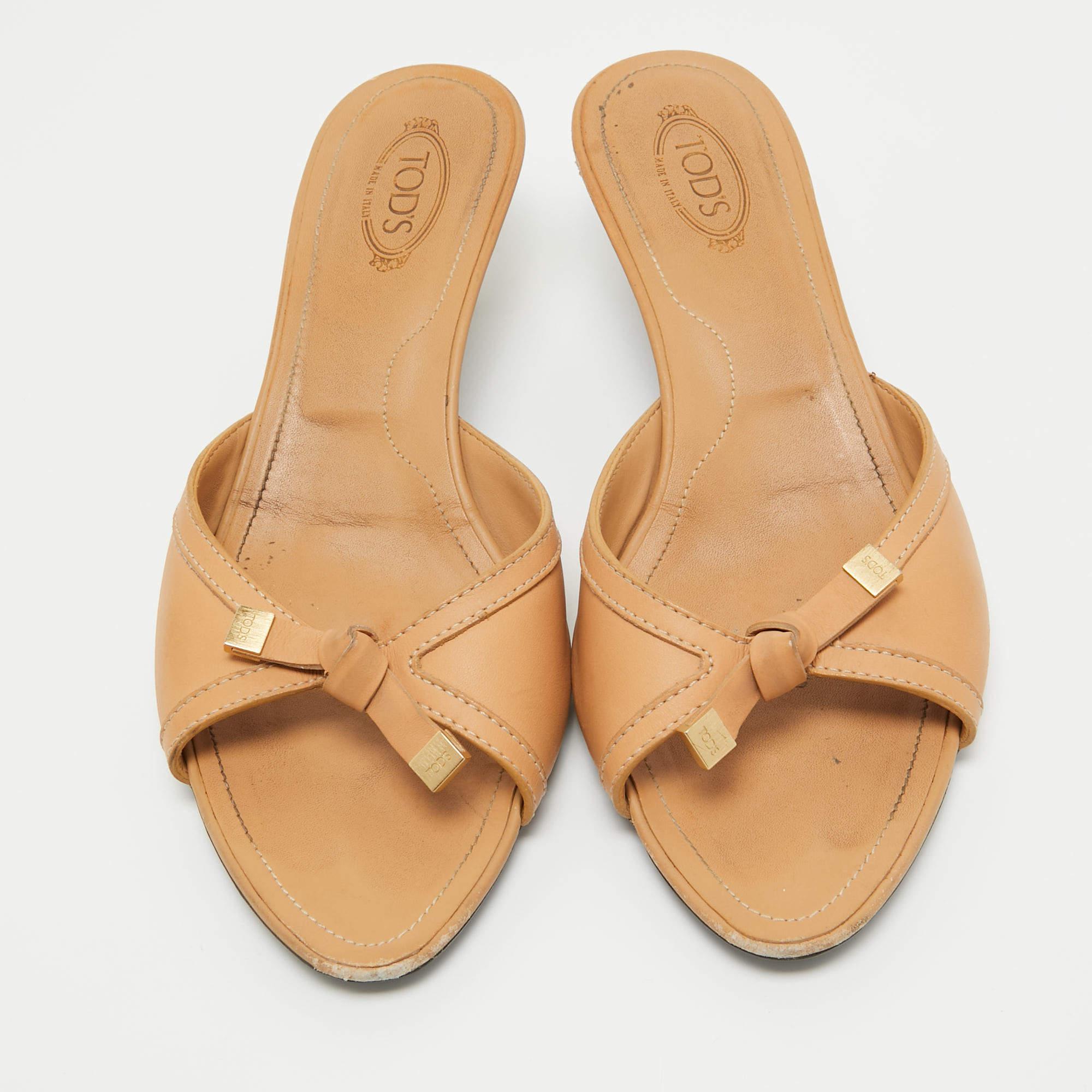 Beige Tod's Sandali con fiocco in pelle beige misura 37,5 in vendita