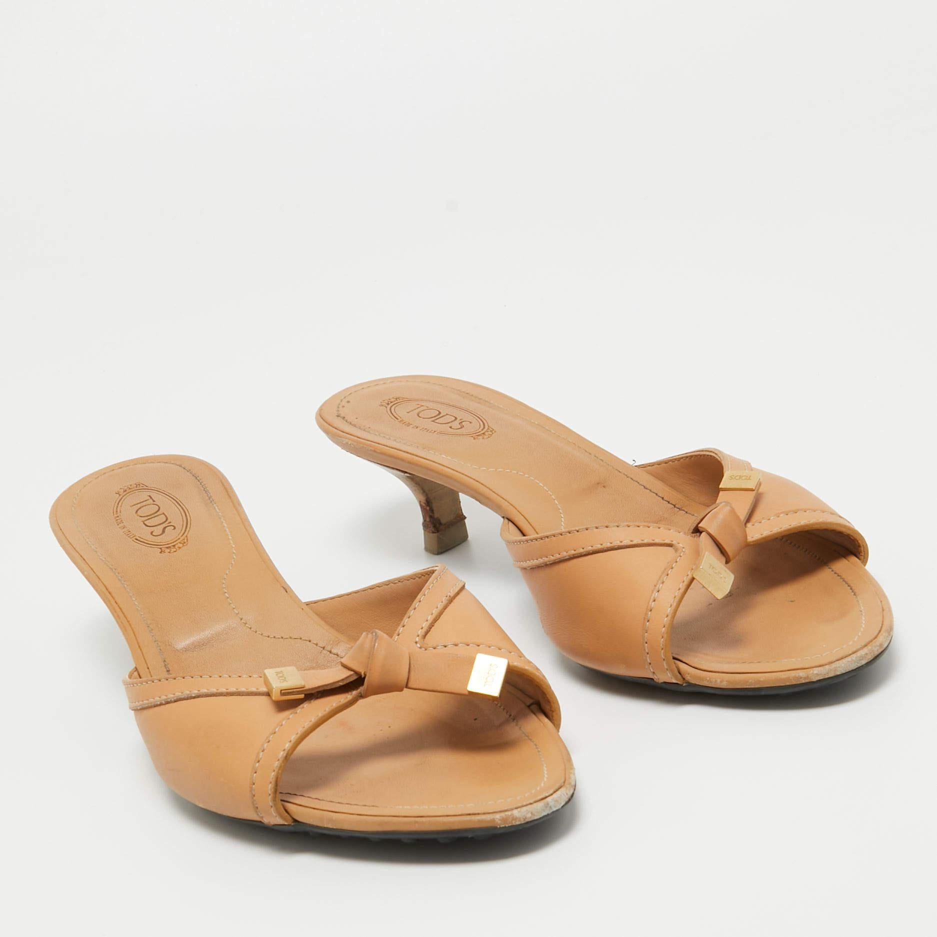 Tod's Sandali con fiocco in pelle beige misura 37,5 In condizioni discrete in vendita a Dubai, Al Qouz 2