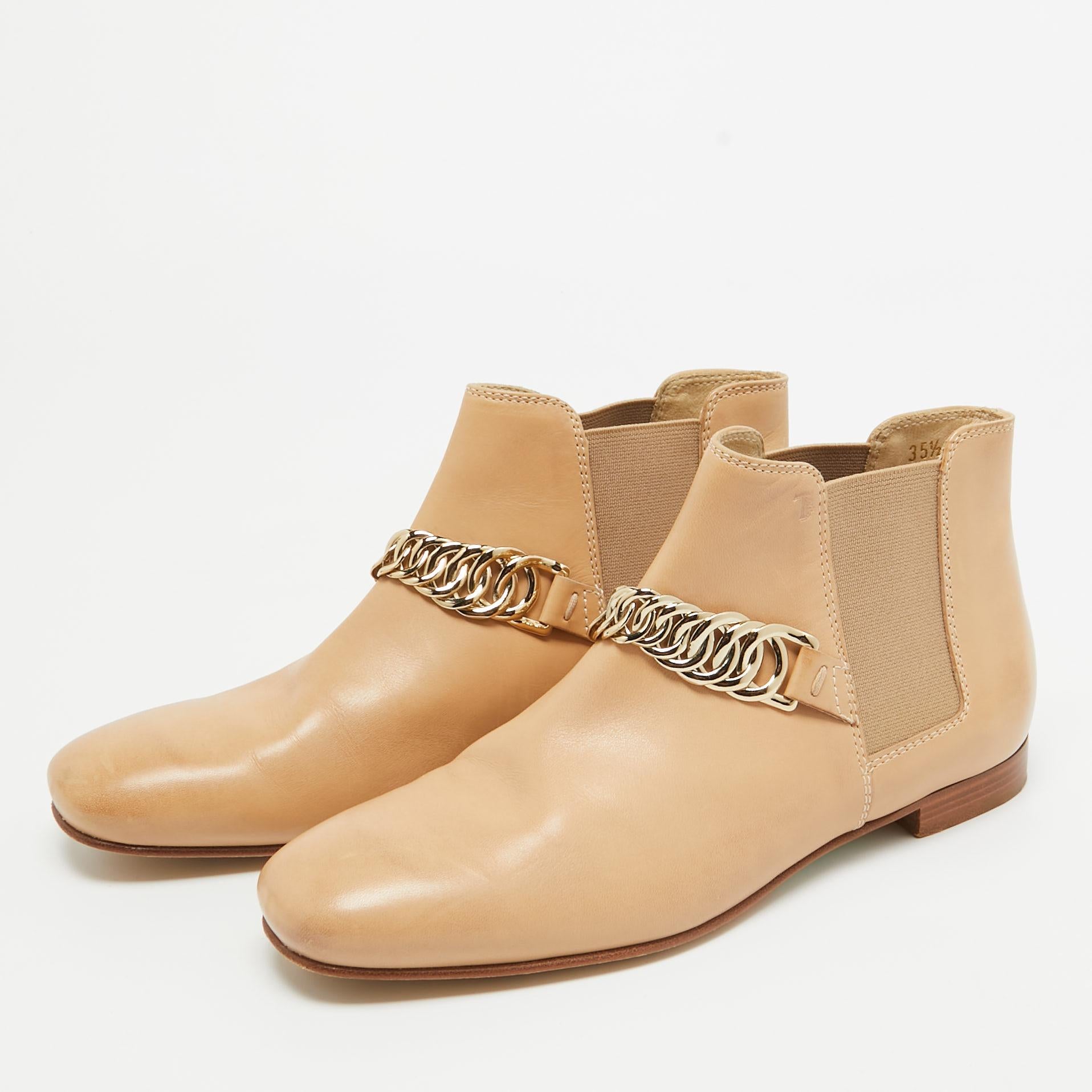 Enjoy the most fashionable days with these stylish boots. Modern in design and craftsmanship, they are fashioned to keep you comfortable and chic!