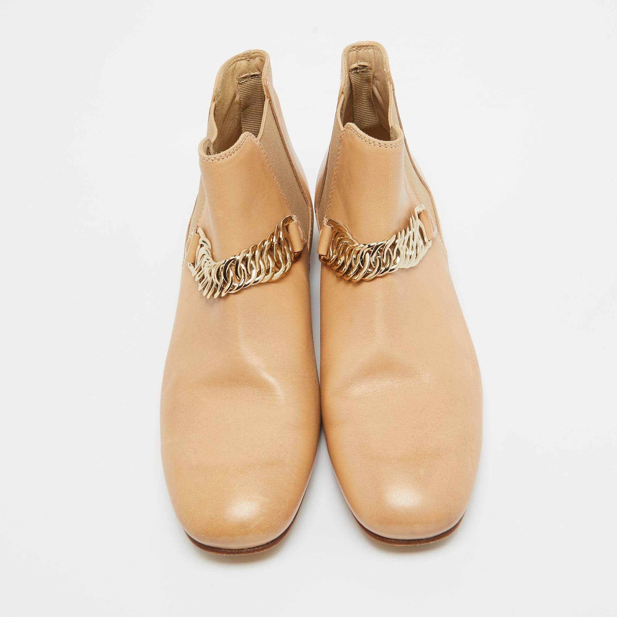 Tod's Beige Leather Chain Detail Ankle Boots Size 35.5 In Excellent Condition For Sale In Dubai, Al Qouz 2