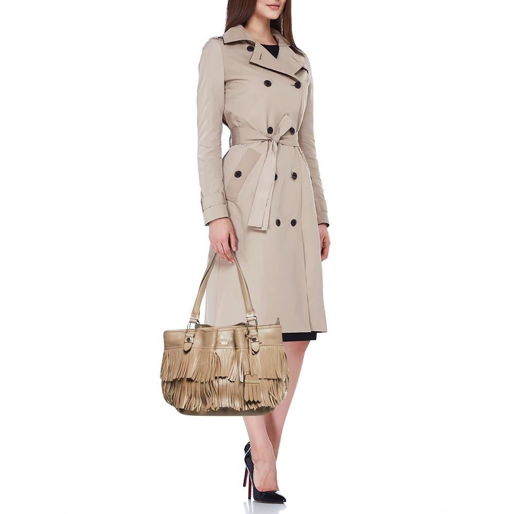 Created from high-quality materials, this tote is enriched with functional and classic elements. It can be carried around conveniently, and its interior is perfectly sized to keep your belongings with ease.