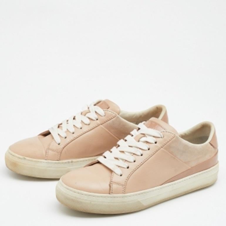 Élégantes et tendance, ces baskets Tod's actualiseront votre collection de chaussures. Conçues en cuir et en cuir verni, elles présentent des empeignes à lacets, des détails de marque sur le contrefort et une assise plantaire confortable. La semelle