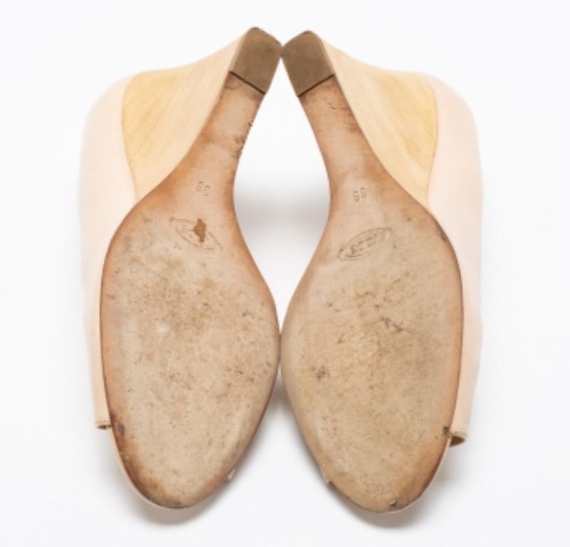Sencillos pero elegantes, estos zapatos de salón Tod's son una compra acertada. Creado a partir de piel, sus tacones de cuña con acabado de madera le dan un toque especial, y está cortado en una silueta de punta abierta.