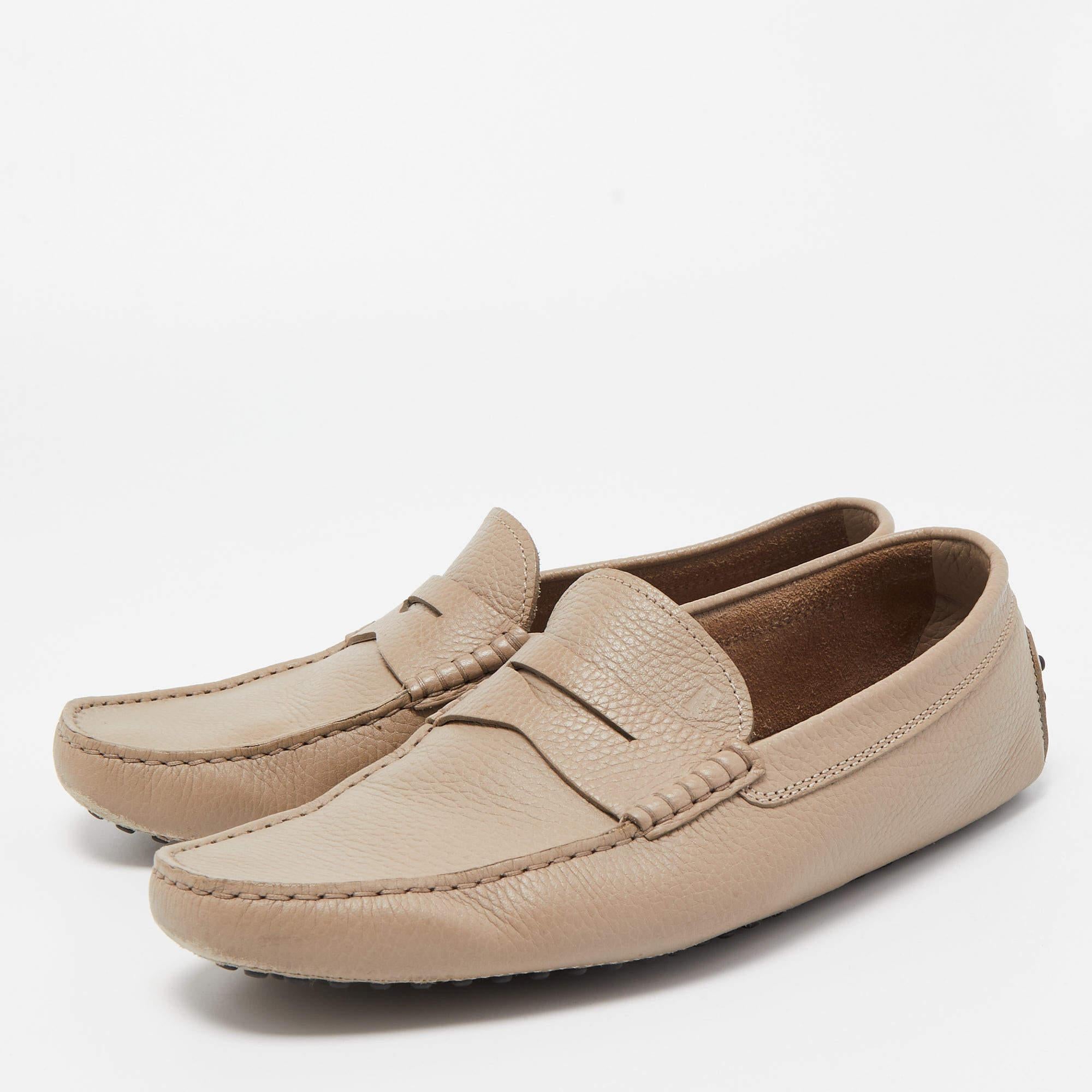 These classic Penny loafers from Tods are detailed with stitching and showcase the houses exceptional craftsmanship. The ultra comfortable style features the brands hallmark pebble sole. This pair will look great with denims and chinos alike.
