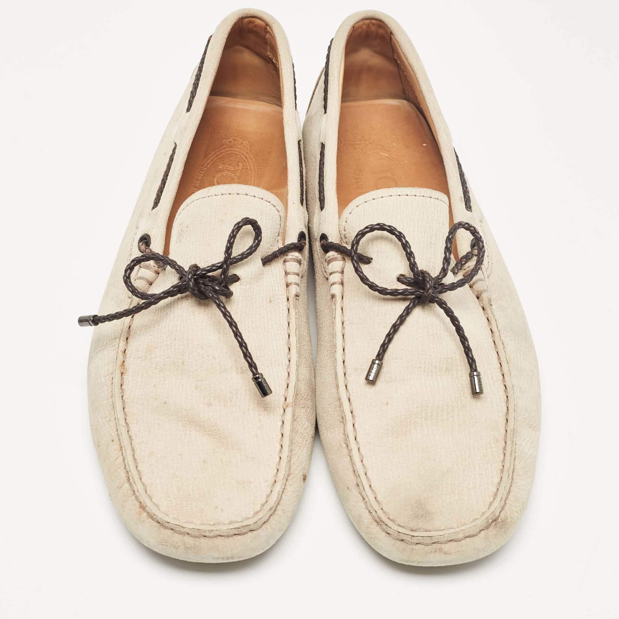 Tod's Beige Nubuck Leather Gommino Loafers Size 42 In Good Condition For Sale In Dubai, Al Qouz 2