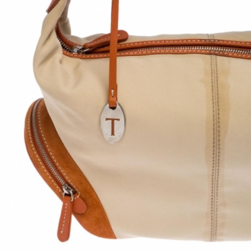 Los bolsos elegantes nunca fallan a la hora de causar una impresión de moda. Haga suyo este hobo de diseño combinándolo tanto con su sofisticada ropa de trabajo como con sus looks informales más chic.