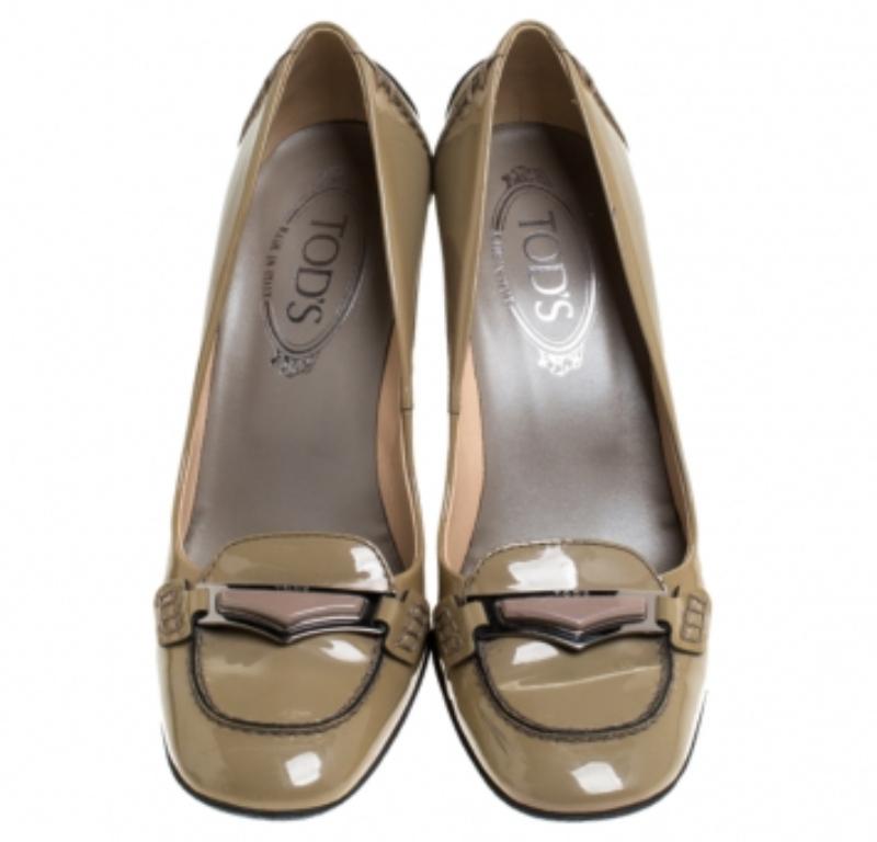 Tod's Beige Patent Leather Block Heel Loafer Pumps Taglia 37 In condizioni discrete in vendita a Dubai, Al Qouz 2