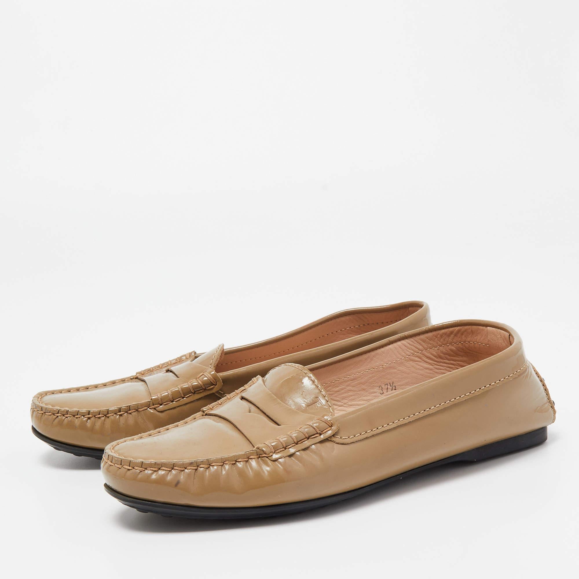 Eleganti e comodissimi, questi mocassini di Tod's saranno un'ottima aggiunta alla tua collezione di scarpe. Sono state realizzate in pelle e abbinate a dei lacci a fiocco. Le solette e le suole in pelle completano magnificamente i mocassini.
