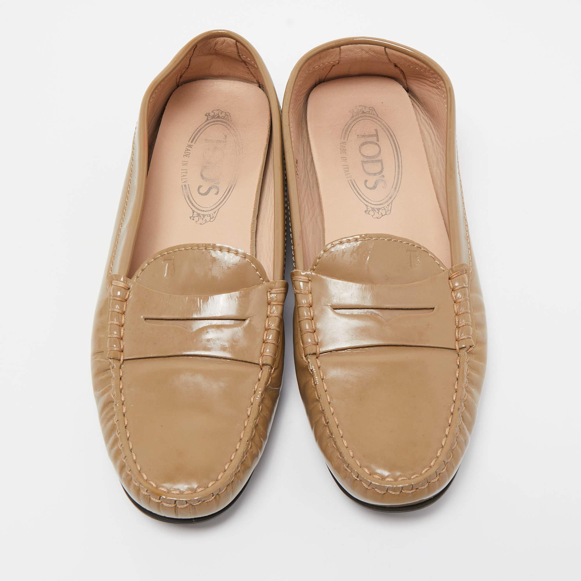 Beige Mocassini Tod's in pelle verniciata beige misura 37,5 in vendita