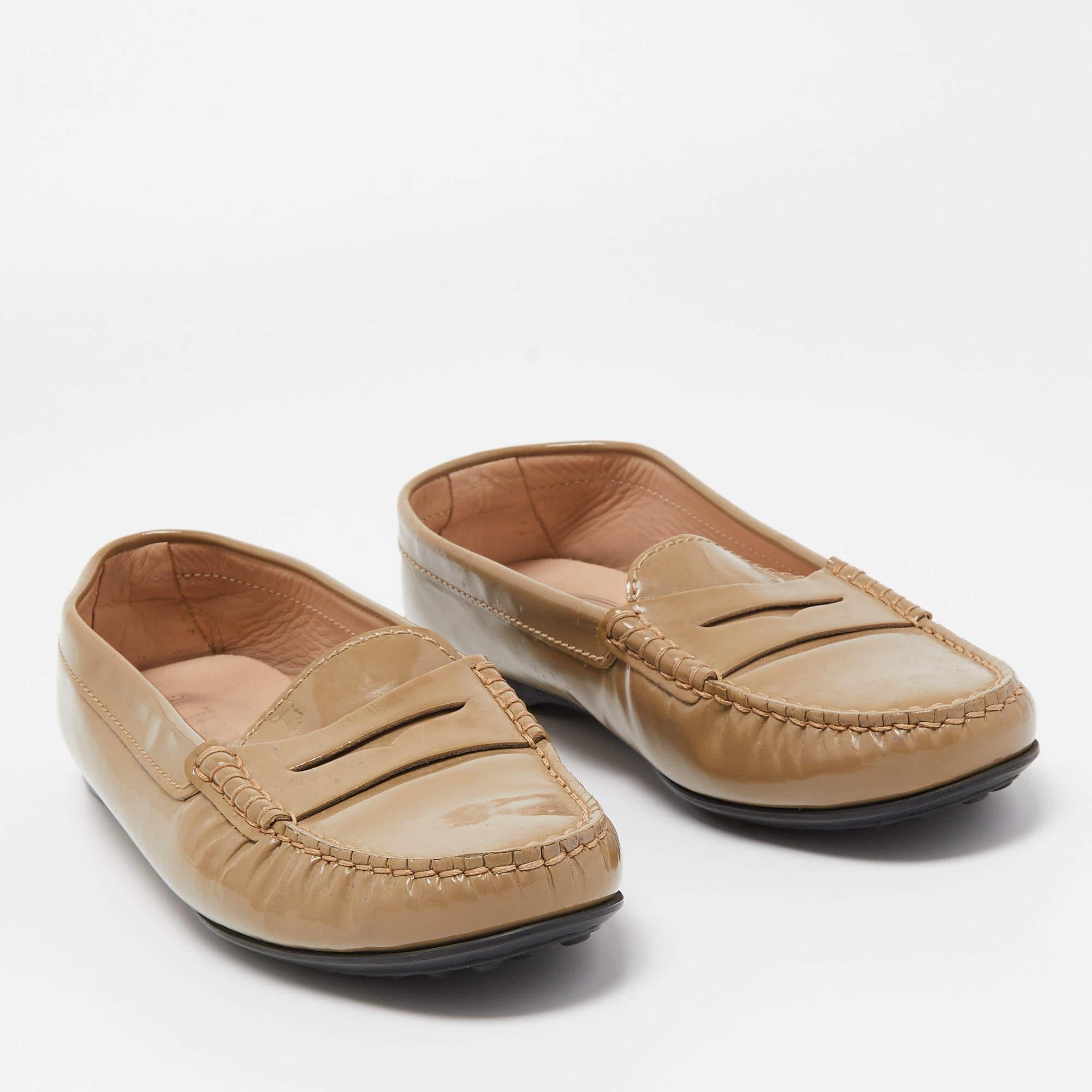 Mocassini Tod's in pelle verniciata beige misura 37,5 In condizioni buone in vendita a Dubai, Al Qouz 2