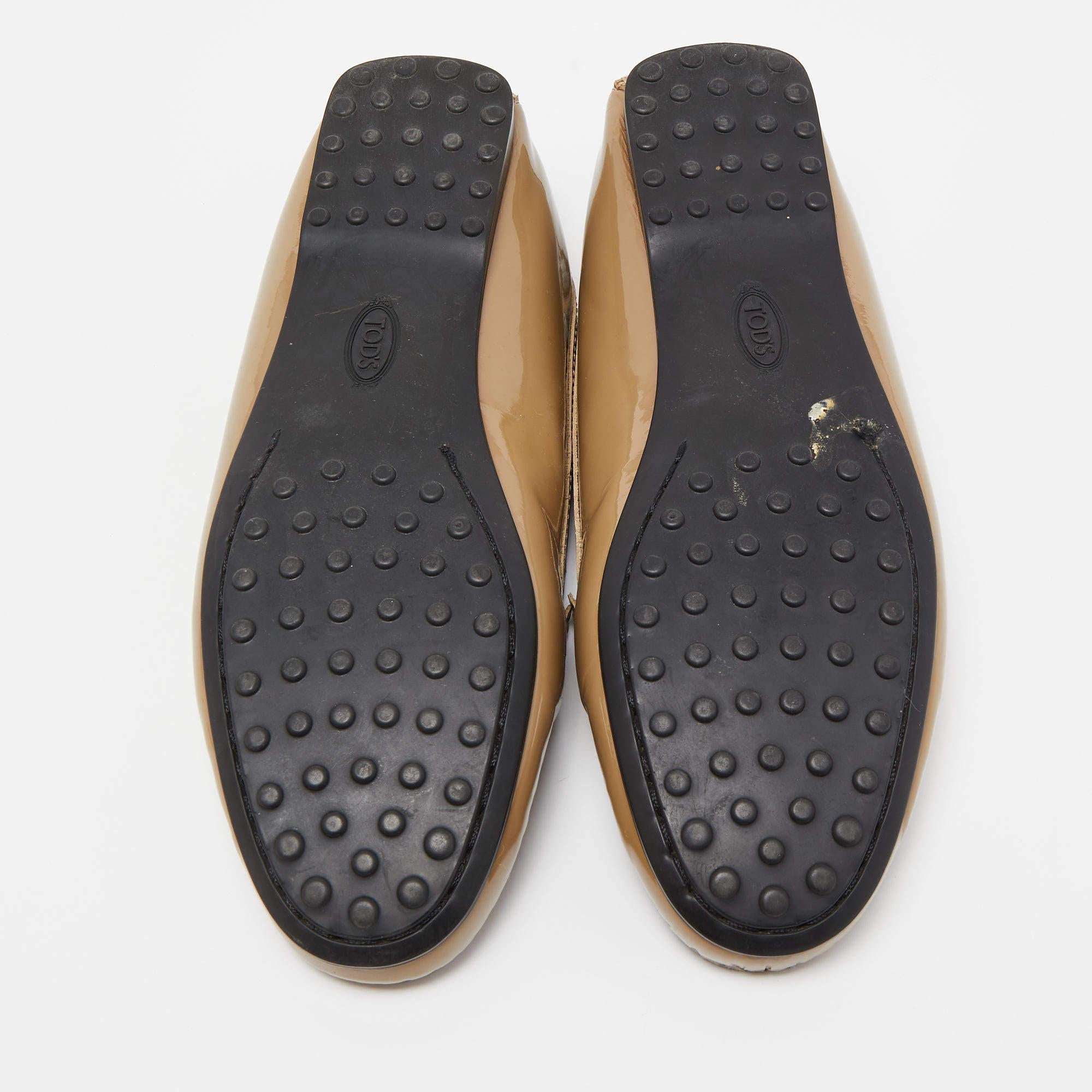 Mocassini Tod's in pelle verniciata beige misura 37,5 in vendita 1