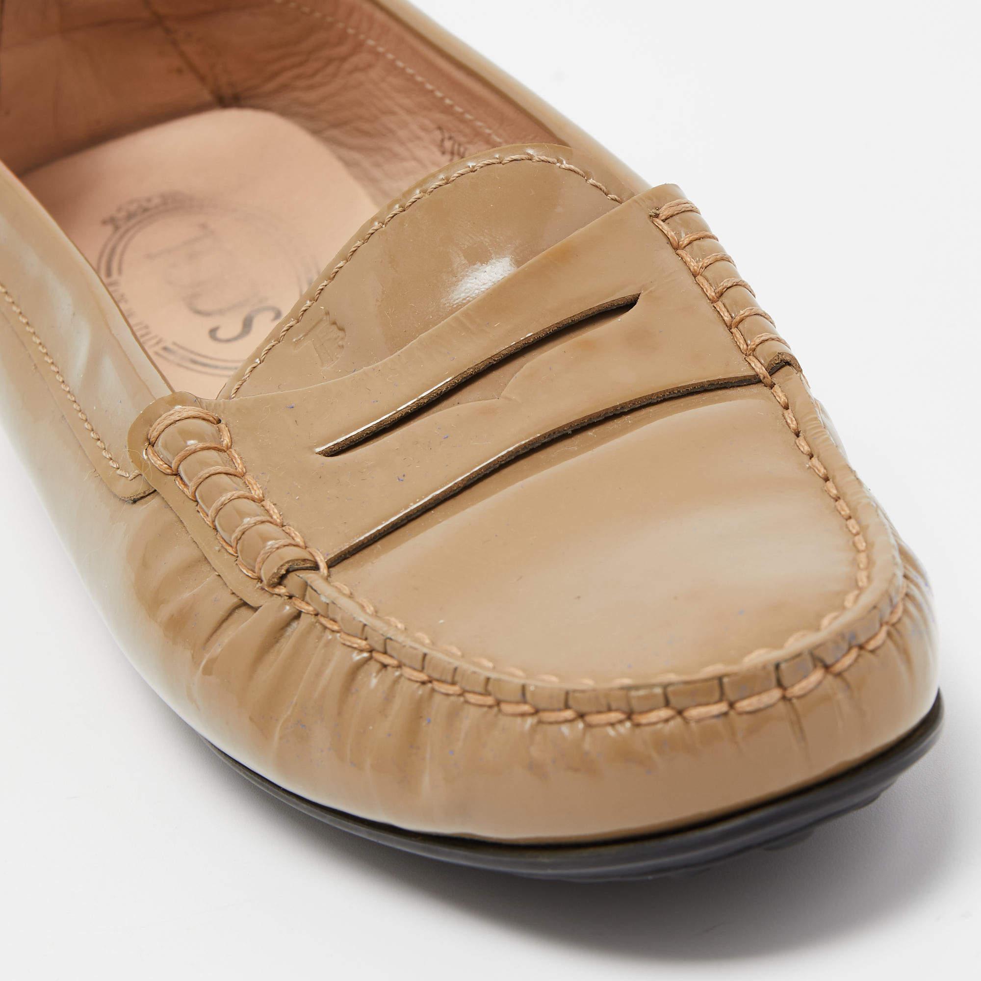 Mocassini Tod's in pelle verniciata beige misura 37,5 in vendita 2