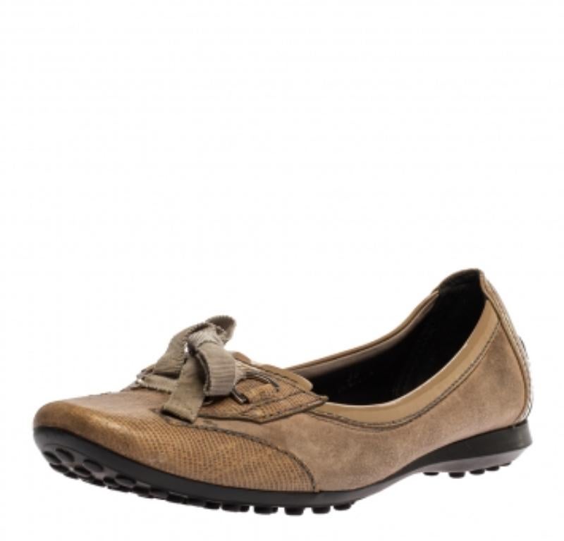 Tod's Beige Patent, Lizard Embossed Leather And Suede Bow Flats Size 36 In Good Condition For Sale In Dubai, Al Qouz 2