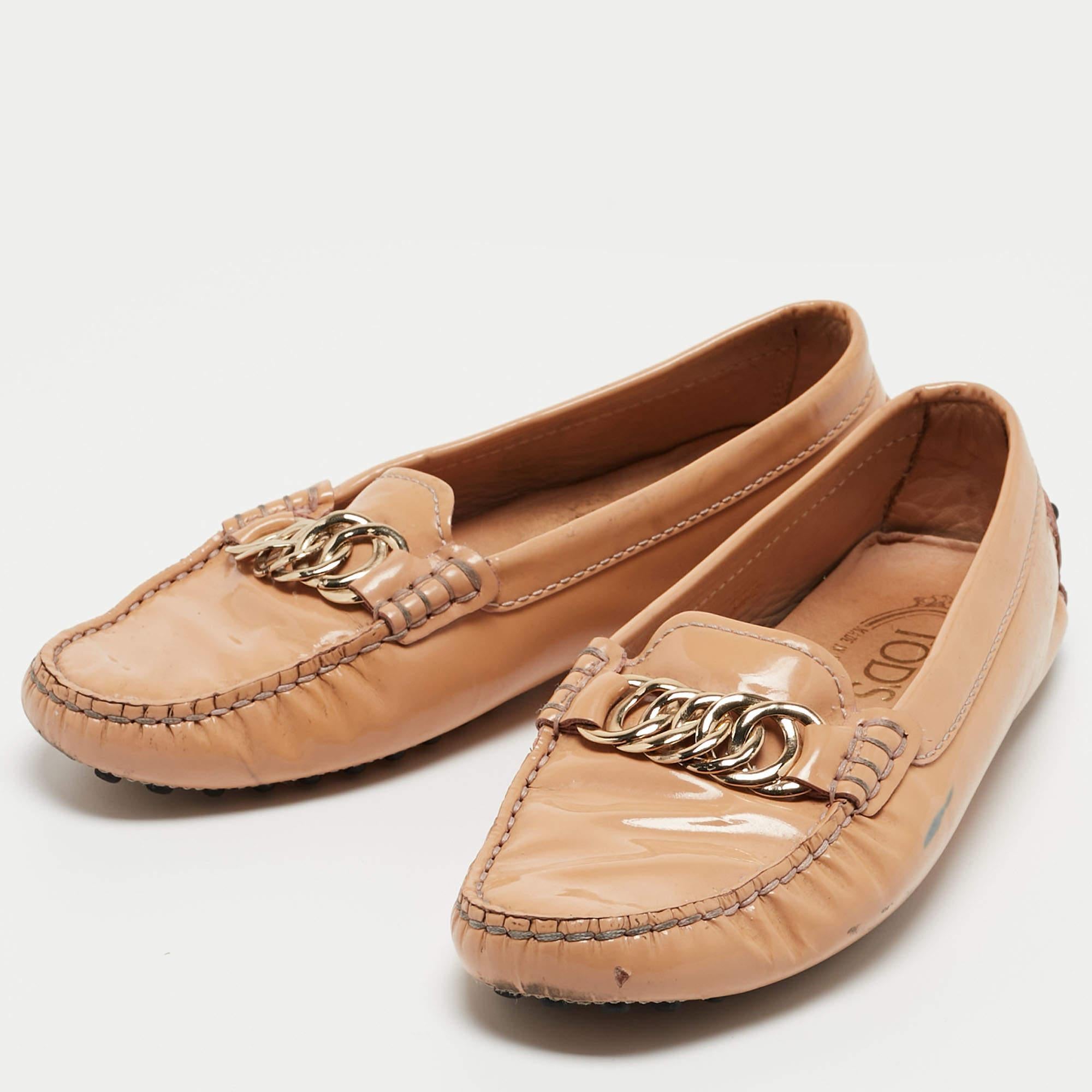 Para complementar a la perfección tus atuendos, te traemos este par de mocasines que sólo hablan de estilo. Los zapatos se han fabricado con destreza y se han diseñado para que sean fáciles de calzar. Son la elección perfecta para complementar tu