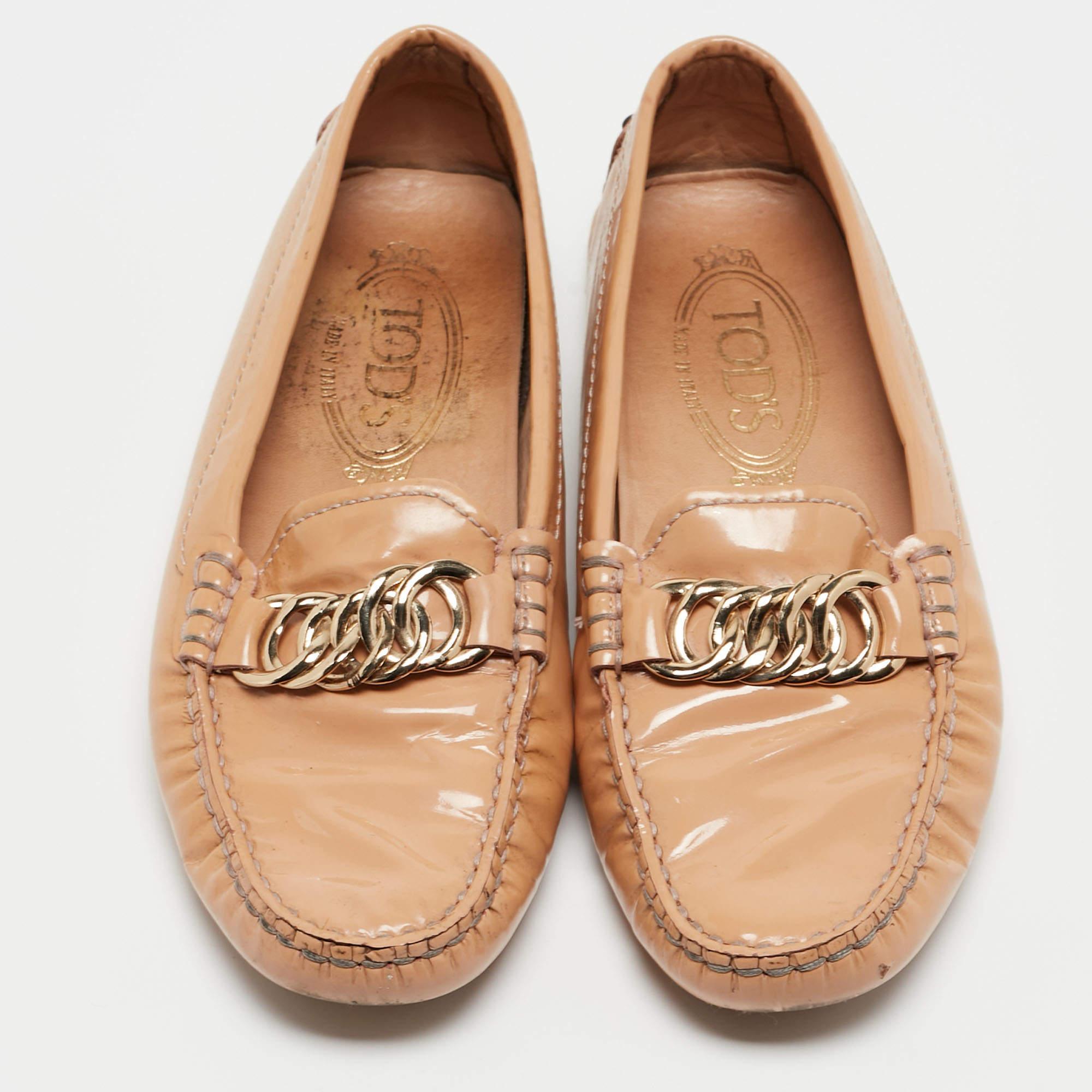 Tod's Mocasines Slip On Charol Beige Talla 34.5 en Bueno estado para la venta en Dubai, Al Qouz 2