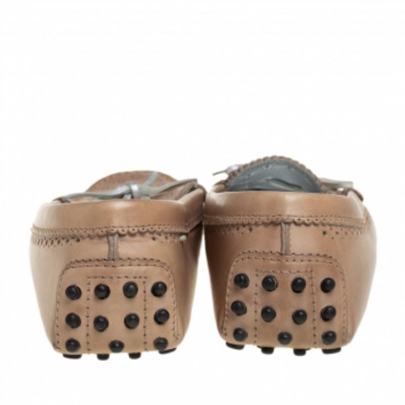 Tod's Beige Perforated Leather Bow Loafers Size 37 In Good Condition For Sale In Dubai, Al Qouz 2