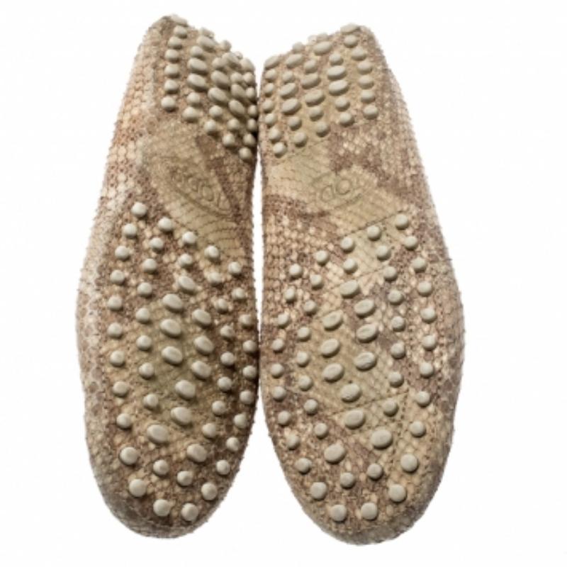 Squisiti e ben realizzati, questi mocassini Tod's meritano di essere posseduti. Sono state create in pelle di pitone e decorate con un fiocco sulla tomaia. I mocassini sono di grande appeal e comodi da indossare tutto il giorno. Le scarpe sono