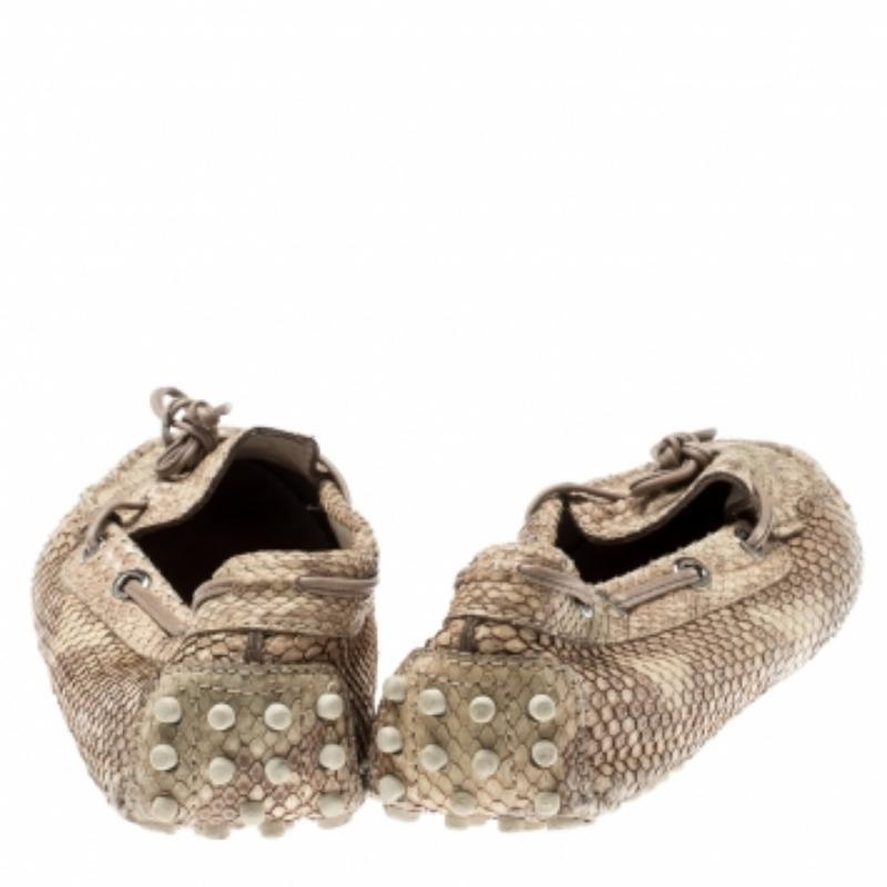 Beige Mocassini con fiocco in pelle pitonata beige di Tod's misura 35,5 in vendita