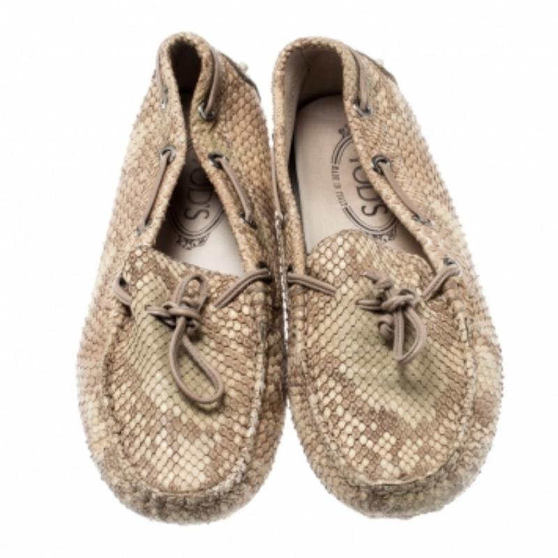 Mocassini con fiocco in pelle pitonata beige di Tod's misura 35,5 In condizioni buone in vendita a Dubai, Al Qouz 2
