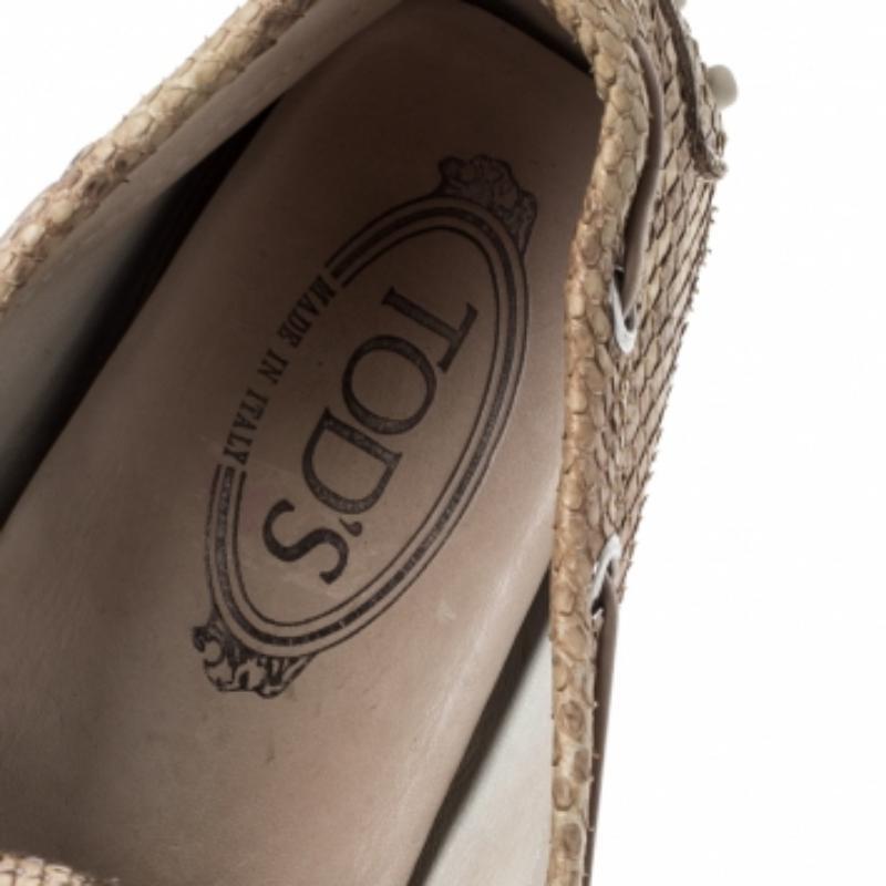 Donna Mocassini con fiocco in pelle pitonata beige di Tod's misura 35,5 in vendita