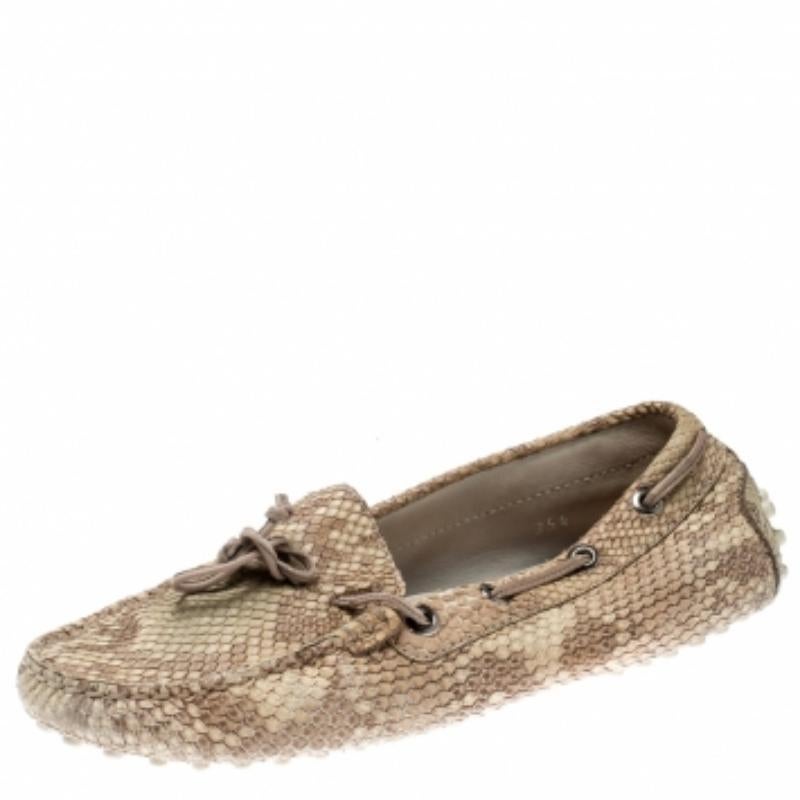 Mocassini con fiocco in pelle pitonata beige di Tod's misura 35,5 in vendita 1