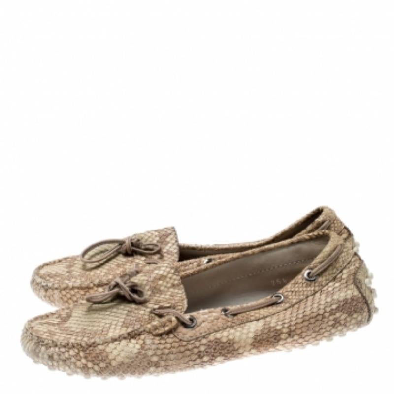 Mocassini con fiocco in pelle pitonata beige di Tod's misura 35,5 in vendita 2
