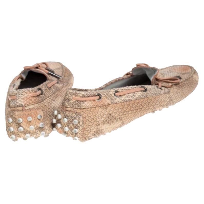 Misez sur cette paire de mocassins Gommino de Tod's pour tous vos looks décontractés. Méticuleusement confectionnées en cuir de python dans une teinte beige, elles présentent des nœuds sur les empeignes et des semelles intérieures doublées de cuir.