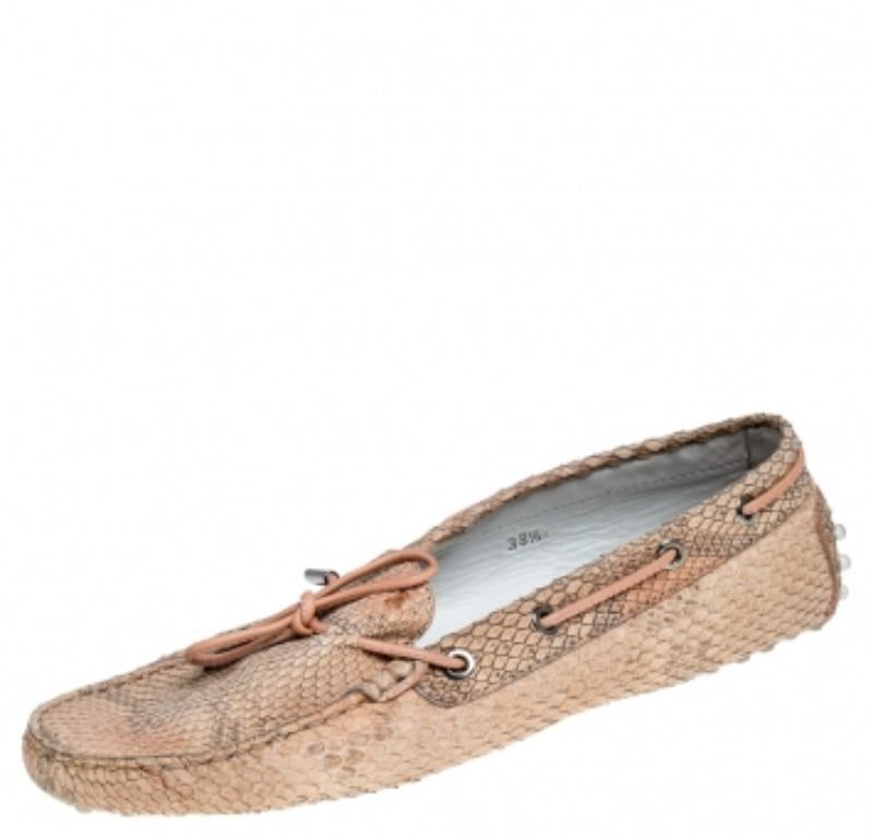 Beige Tod's Gommino Loafers en cuir python beige Taille 38.5 en vente