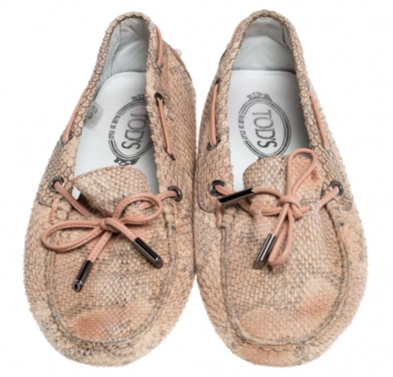 Tod's Gommino Loafers en cuir python beige Taille 38.5 Bon état - En vente à Dubai, Al Qouz 2
