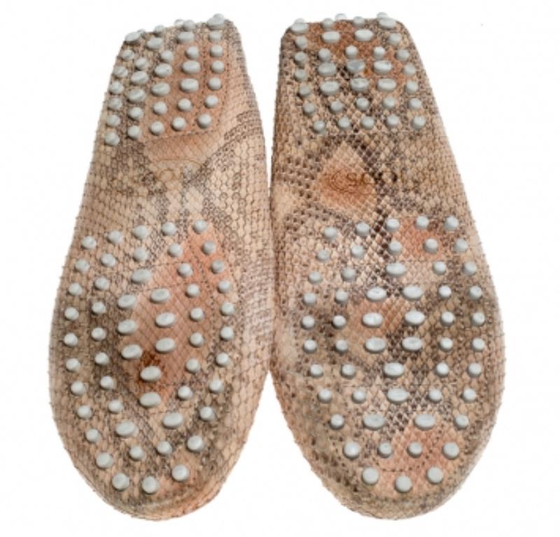 Tod's Gommino Loafers en cuir python beige Taille 38.5 Pour femmes en vente