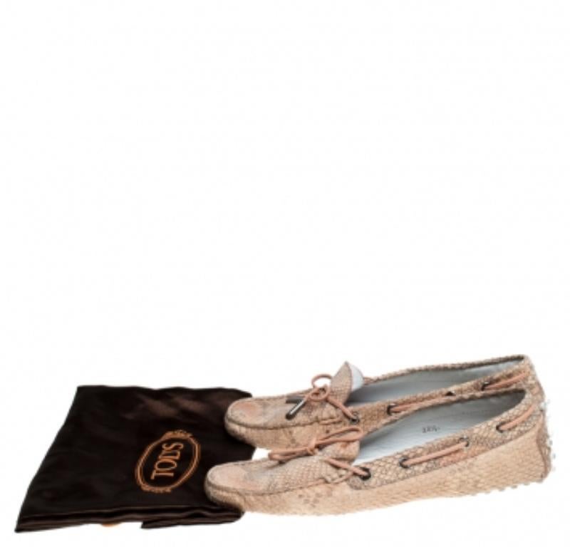 Tod's Gommino Loafers en cuir python beige Taille 38.5 en vente 1